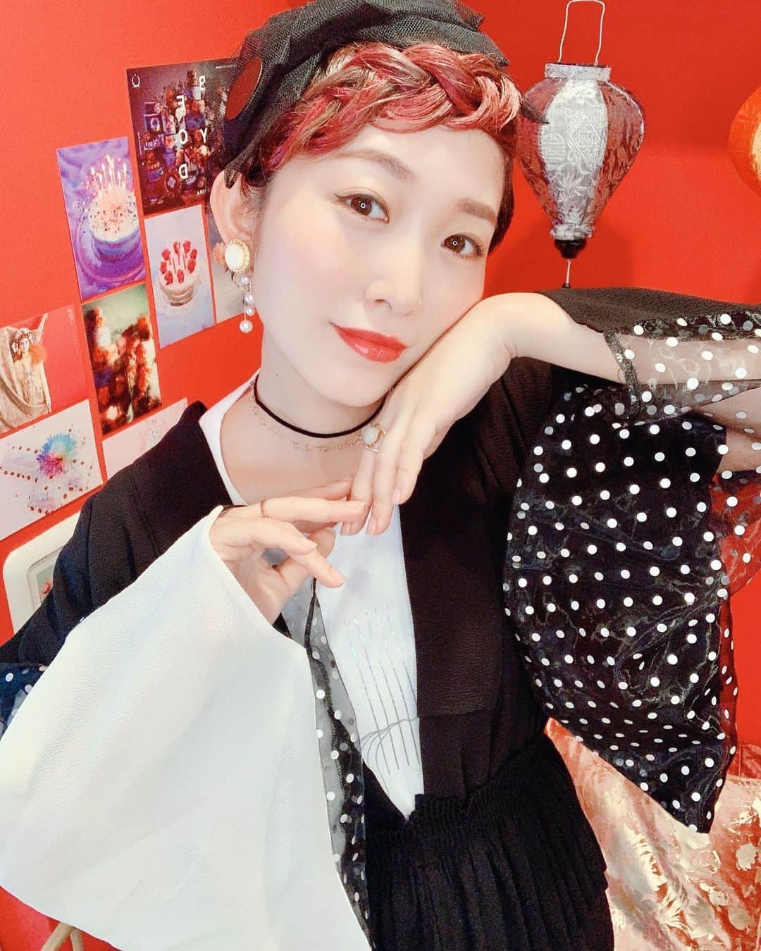 くまみきのインスタグラム：「髪の毛染めたら美意識が復活したのでおうちでおめかしして遊びました🥳笑﻿ カラーは良いけどカットできずもさもさなので最近はヘアアレンジの練習してます🎀﻿ ﻿ キモノガウン/ @_k_i_i_r_o_ ﻿ 帯ベルト/ @_k_i_i_r_o_ ﻿ Tシャツ/ コロナで中止になったChara+YUKIのライブTシャツ😭　@chara_official_ ﻿ ヘアバンド/ @ca4la_official ﻿ ﻿ #着物コーディネート #着物コーデ #着物 #きもの #kimono  #着物女子 #kimonostyle #kimonofashion #japanesekimono #おうち着物」
