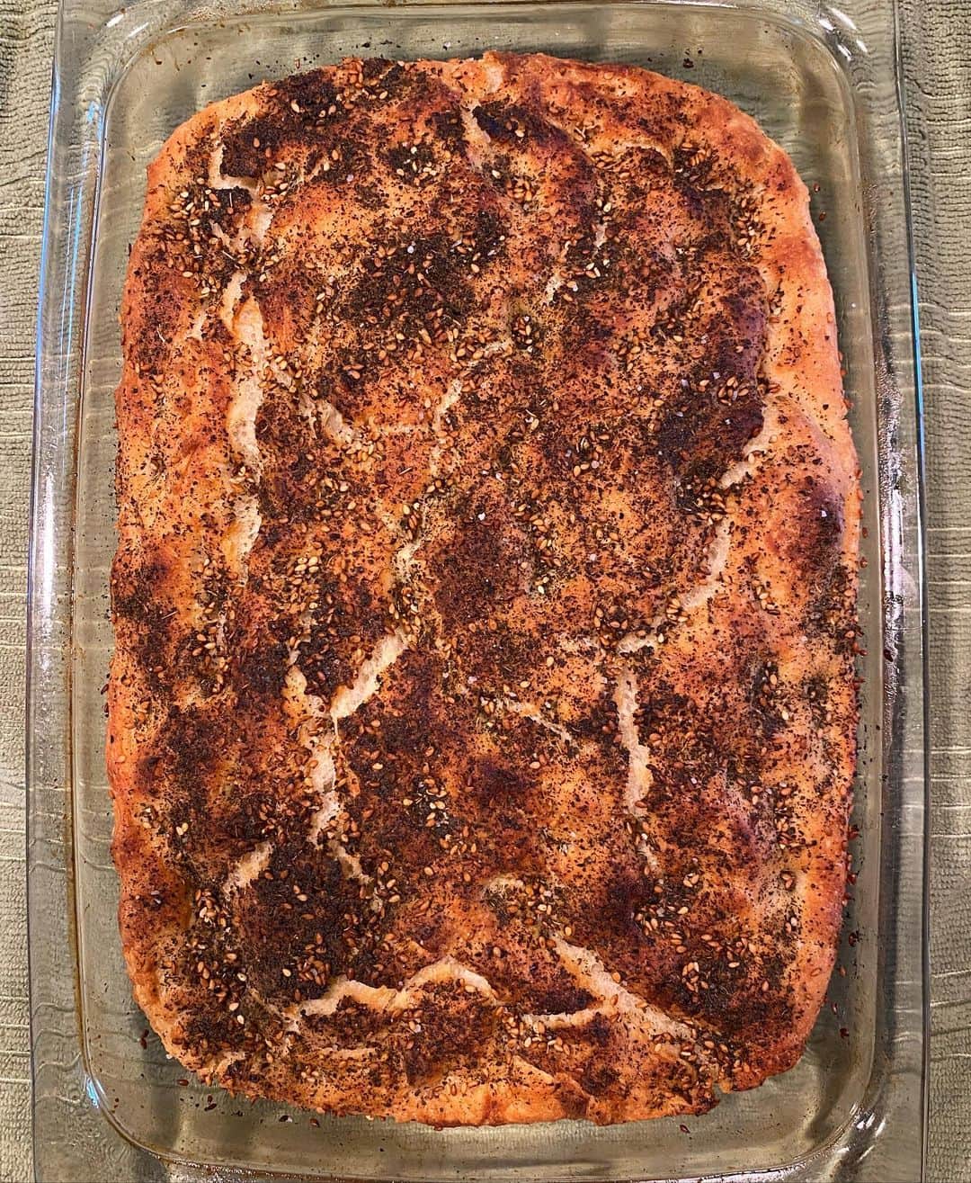 ジジ・ハディッドさんのインスタグラム写真 - (ジジ・ハディッドInstagram)「homemade za’atar focaccia made for a happy Thursday :) — a quarantine goal of mine was to start making bread && I linked the easy no-knead recipe I used on my story today (and in the ‘From My Kitchen’ highlight) ! worth the wait 🤤🌞🌞」5月8日 10時26分 - gigihadid