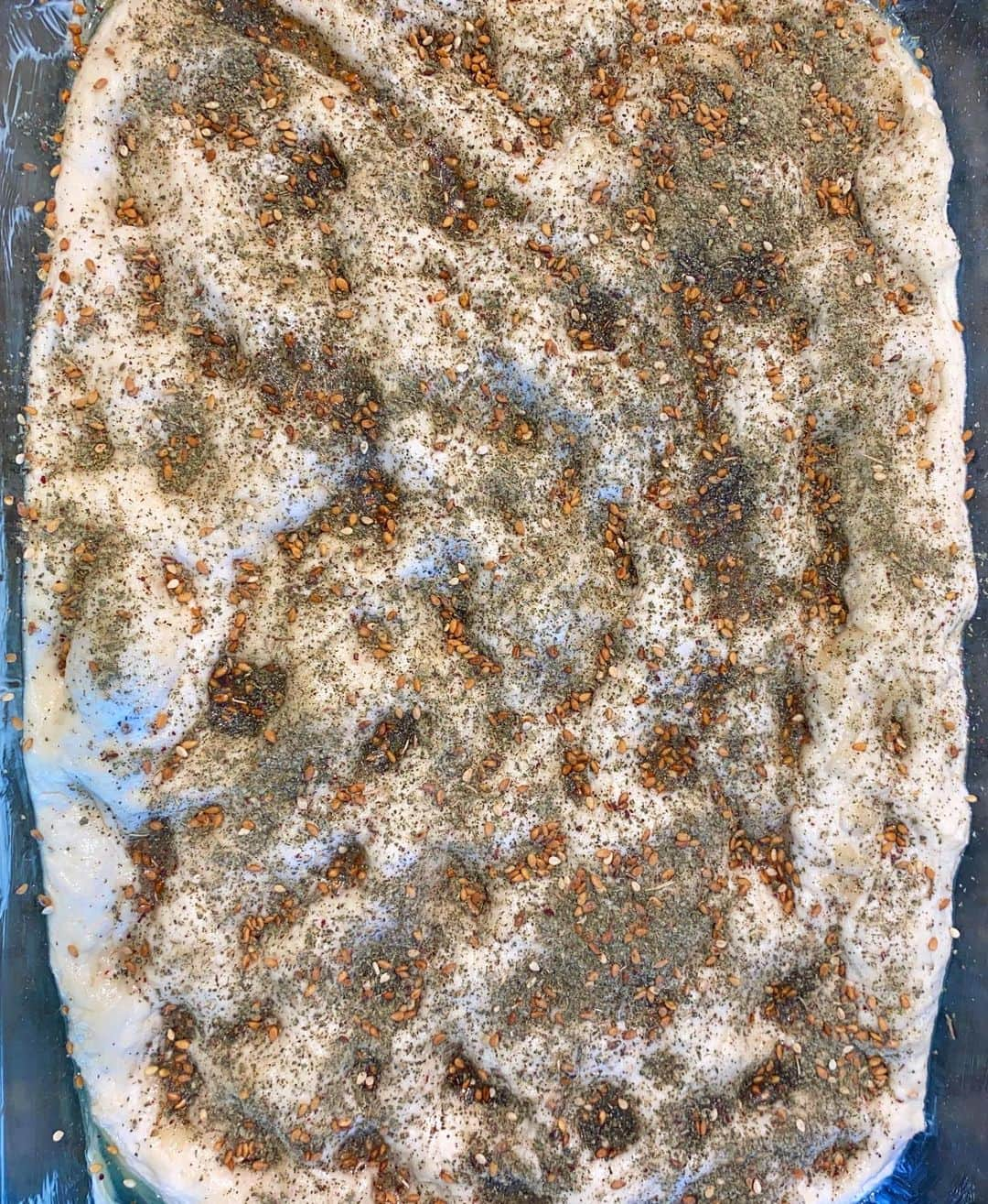 ジジ・ハディッドさんのインスタグラム写真 - (ジジ・ハディッドInstagram)「homemade za’atar focaccia made for a happy Thursday :) — a quarantine goal of mine was to start making bread && I linked the easy no-knead recipe I used on my story today (and in the ‘From My Kitchen’ highlight) ! worth the wait 🤤🌞🌞」5月8日 10時26分 - gigihadid