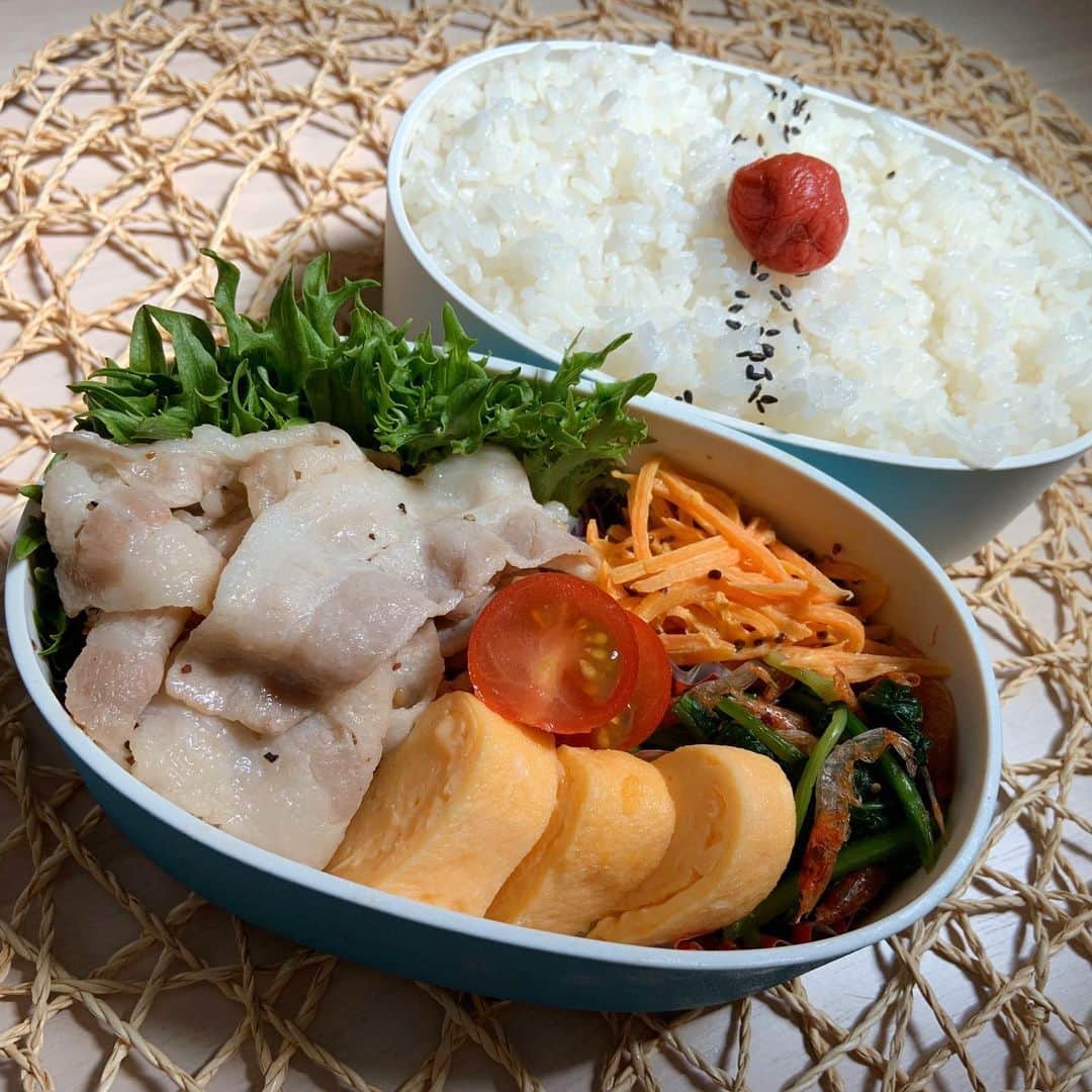 本田しおりのインスタグラム：「#今日のお弁当  #豚バラのネギ塩焼き #にんじんのマヨマスタード和え #ほうれん草と桜海老のおひたし #卵焼き  #お弁当 #本田弁当 #旦那さん弁当 #神ちゃん弁当」