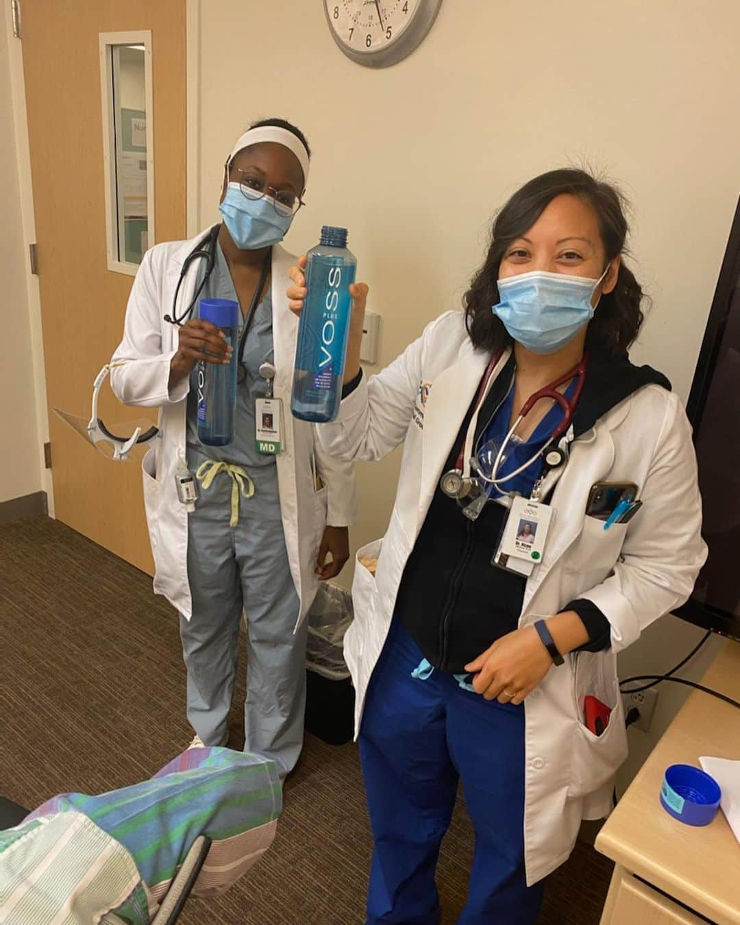 スティーヴ・アオキさんのインスタグラム写真 - (スティーヴ・アオキInstagram)「Me and my friends at @VOSSWorld made a donation of 2,040 bottles of VOSS to MLK Hospital in LA to give the front-line heroes a much-needed resource. Swipe to see some of my favorite moments during the delivery today!! If u would like to get involved, please reach out to @vossworld as they continue their mission of providing nearly 700,000 bottles to the frontline.」5月8日 10時34分 - steveaoki