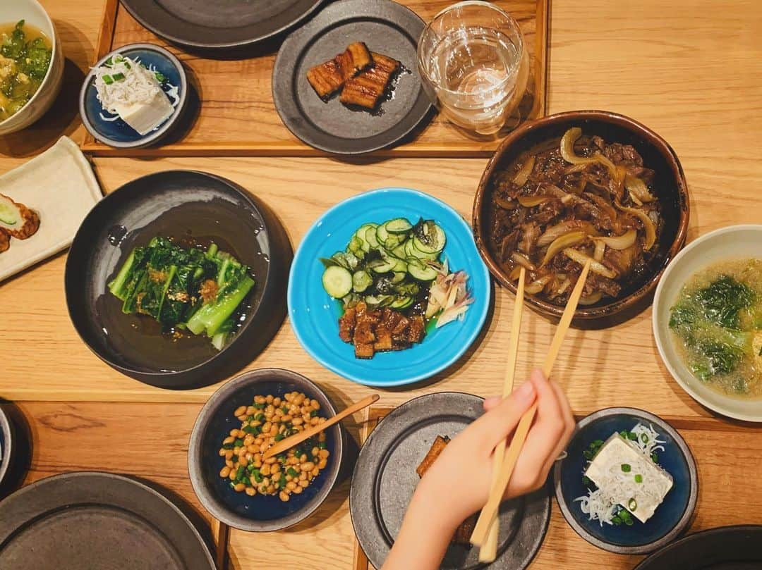 小林三江子のインスタグラム：「気付けば茶色と緑だらけ😂 地味色御飯😋  牛肉と玉葱のすき焼き風 鰻蒲焼 うざく ロメインレタスのお浸し 青菜と鶏のつくね汁 胡瓜竹輪 納豆 しらす冷奴  #おうちごはん」