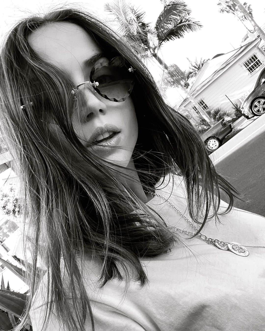 アナ・デ・アルマスのインスタグラム：「Afternoon walk 🐾♥️」