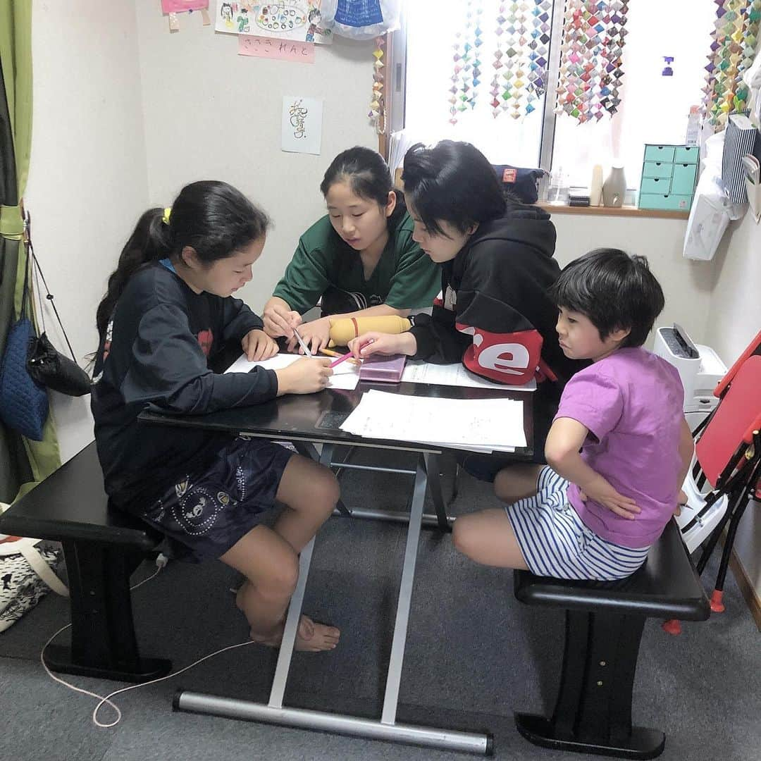 美奈子さんのインスタグラム写真 - (美奈子Instagram)「午前中と 午後1時間は 勉強タイム。  学年は違っても こうやって教えあったりできるから リビングでの勉強は おすすめ！  まぁ たまに喧嘩も勃発するけどね笑  #勉強タイム #リビング #美奈子」5月8日 10時42分 - minako_official