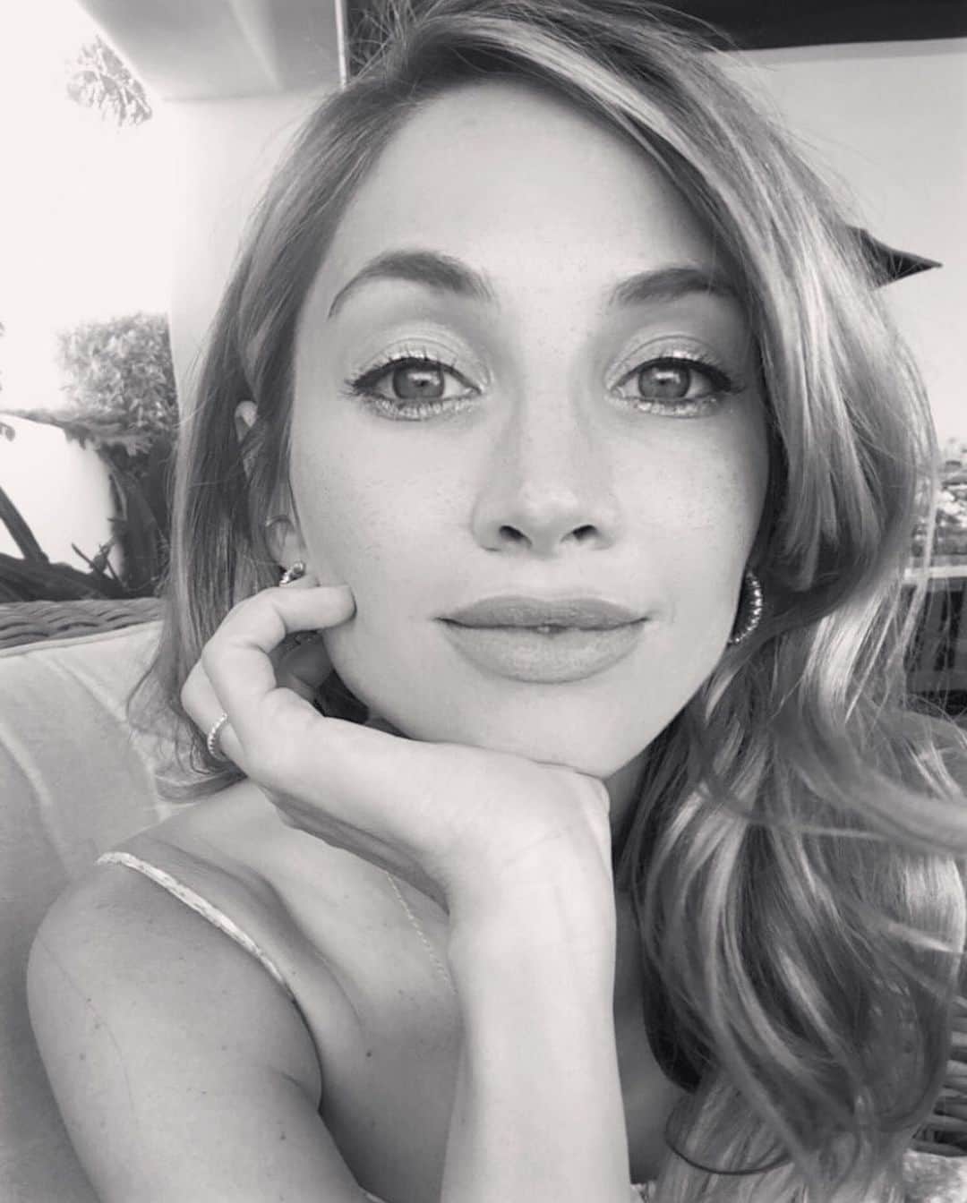 ブルック・バトラーのインスタグラム：「Felt sad today, I miss you all. I miss set, giving hugs, and smiling at people the most. How’s everyone holding up?」