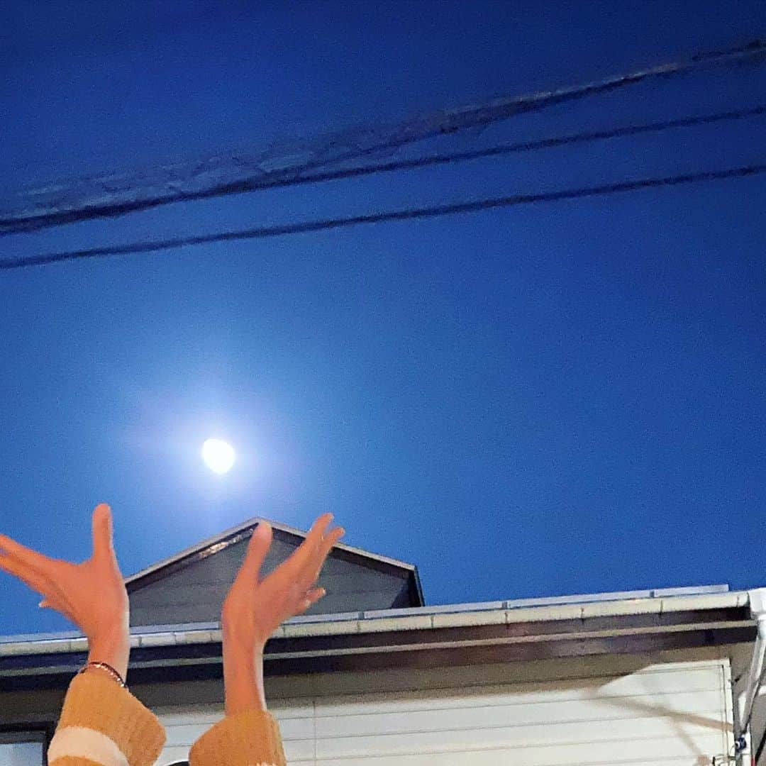 西山茉希さんのインスタグラム写真 - (西山茉希Instagram)「今日もいい日になーーーる⭐︎⭐︎⭐︎ #月に願いを #月光浴」5月8日 10時54分 - maki.nshiyama50