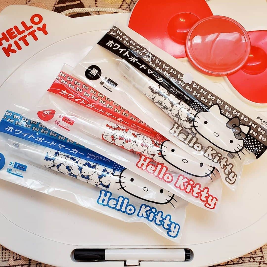 のインスタグラム：「ダイソーのホワイトボードマーカーを愛用しています(^^)  Supercute #HelloKitty whiteboard markers! ❤ Always get me motivated!  #ハローキティ #サンリオ #キティラー #キティ活 #ピューロアンバサダー #ハロスイアンバサダー #Sanrio #HelloKittyLover」