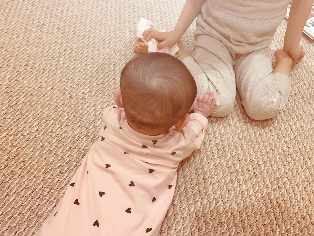 水嶋ヒロのインスタグラム：「泣いてるお姉ちゃんにタッチ #stayhome #sisters #姉妹 #love #family#絆 #家族」