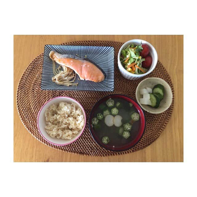 のインスタグラム：「朝ごはん . . 鮭 コールスロー＋トマト 浅漬け わかめとオクラの味噌汁 玄米 . . 朝からたくさんの品目食べてます😆💓 . おなかもなおったし〜(∗˘ᴗ˘∗)*. . 天気いいし〜😊🌸 . 最高の１日になりますように。😉 . ◉ライザップ公認の紹介アンバサダーです。 〜紹介特典で、お安く入会できます〜 . ▶︎全国どの店舗でもOK ▷２週間のトライアルコースもあります(^_^)/ ▶︎カウンセリング予約前にご連絡ください . ◎入会やカウンセリングをお考えの方、 ご質問なども、DM✉️ください。 . ★トレーニング見学もできます★ . 📺RIZAP TVCM出演 🏅RIZAP BMG ファイナリスト2017.2018 . #rizap #ライザップ . #ダイエット #diet #レコーディングダイエット #ダイエッター #公開ダイエット  #朝ごはん #morning #糖質オフ #食べて痩せる #おうちごはん #食べる #糖質制限 #低糖質ダイエット #和食 #クッキングラム #自炊女子 #腸内環境 #食事管理 #栄養 #fitmeal #oneplate #cleanmeals  #lowglycemic #玄米 #まごわやさしい」