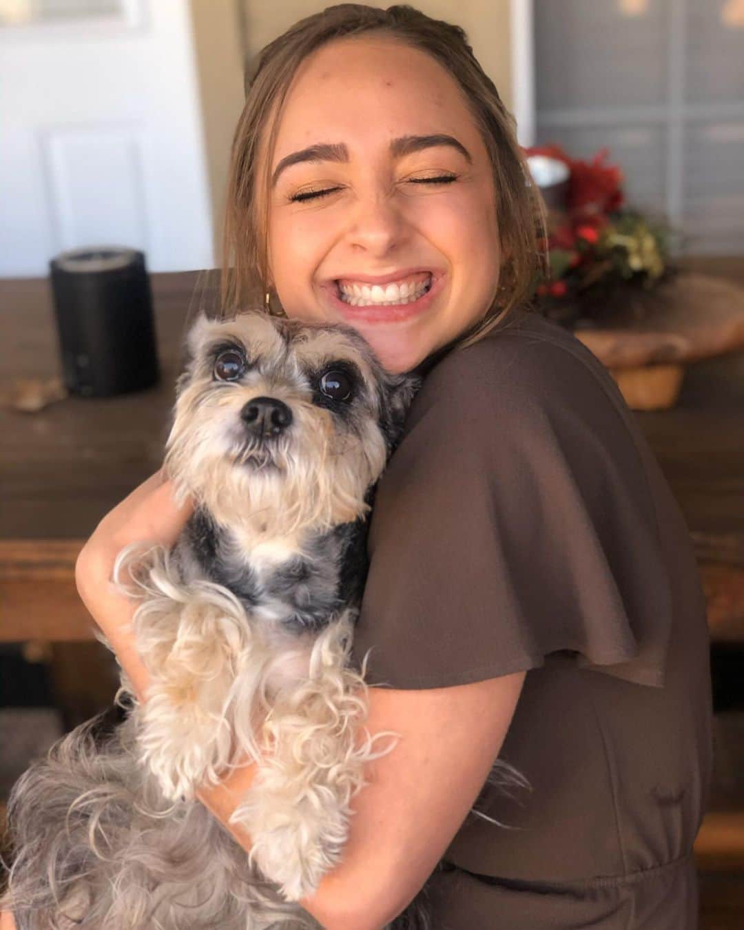 のインスタグラム：「So many tears for such a sweet pup. It hurts my heart so much knowing that you are no longer with us. That I can’t have one more happy hello from you when I walk in the house, one more little knock on my bedroom door when you were ready to come to bed with me, and one more little paw tap when you wanted some more loving and attention. I honestly don’t know what to do without you here because there was not a point in my day that you were not by my side. It started to become a joke that you wouldn’t let me do anything without you by my side. Like I seriously couldn’t even go to the bathroom without you scratching on the door to be with me. I can’t explain how much you helped me everyday. You somehow knew I needed you. You always knew when I was struggling and needed some comfort when my life got hard. You were just always there for me.  Sassy, you were so much more than a dog you were my buddy and my best friend for 16 years. We were so so lucky to have you to grow up with. I hope that you are enjoying yourself right now in the sun with your pink pillow eating all the carrots and peanut butter sandwiches right now. Sassy you are so loved by this family.  I love you baby♥️」