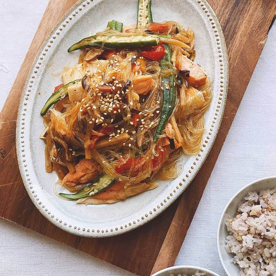 韓の食菜さんのインスタグラム写真 - (韓の食菜Instagram)「@chibitaco_ さんが「韓の食菜 チャプチェ」で作ったベジおかずを投稿してくださいました♪ オクラがとても鮮やかで、食欲をそそりますね！  #韓の食菜#チャプチェ#モランボン . ------------ #Repost @_chibitaco_ ・・・ ＊ ❁ japchae ❁ 鮭とオクラのチャプチェ。 ・ ・ 札幌も学校が休みになり 👧🏻①「お母さん毎日ご飯考えるの大変？美月が考えてあげる！」 と渡されたメモが、 1日おきに"おすし"だった件。 ・ ・ 本日は @foodietable.jp 様より モランボン×フーディーテーブルの モニター企画で モニタープレゼントを頂きました、 「モランボン韓の食菜」を使用。 お肉でもいいのですが 子供が食べやすい鮭を使って、 作ってみました😊 お肉や魚がなくても たっぷり野菜を入れて 丼にしてもいいな🤔 子供達には胡椒が効いているようでしたが マヨネーズをかけて食べていました〜 ・ ・ #おうちカフェ#ワンプレート#おうちごはん#おうちごはんlover#うつわ#私のおいしい写真#定食#器#盛り付け#タベリー#キッチン#食卓#昼ごはん#クッキングラム#キナリノ#ワンプレート#簡単レシピ#カフェスタグラム#フーディーテーブル#丼#チャプチェ#韓の食菜#フーディーテーブル#フーディストモニター#locari_kitchen#lunch#Instagramjapan#oneplate#cookingram#delistagrammer」5月8日 10時59分 - hannoshokusai