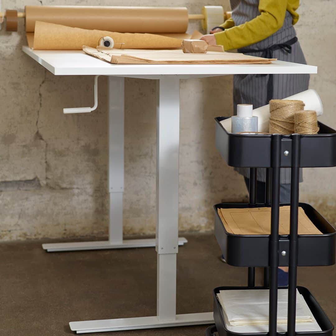 IKEA JAPANさんのインスタグラム写真 - (IKEA JAPANInstagram)「家での仕事をより快適に💻﻿ ﻿ コンパクトなデスクなら、限られたスペースにもぴったり。﻿ 昇降式のデスクなら、自分に合う高さに調整できるのはもちろん、立って作業もできます。﻿ 腰当てクッションがあれば、体への負担が和らぎます📝 ﻿ 椅子に座っていることに飽きたら、ベッドトレイで場所移動。﻿ ﻿ 気分転換しながら、集中力を高めましょう。﻿ ﻿ #イケア #IKEA #ikeajapan #stayhome #おうち時間 #家でイケアとできること #ホームオフィス #homeoffice #仕事部屋 #ワークスペース #workspace #テレワーク #リモートワーク #在宅勤務」5月8日 11時01分 - ikeajapan