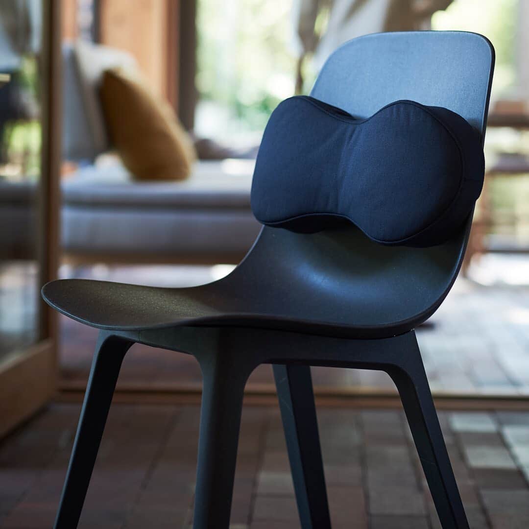 IKEA JAPANさんのインスタグラム写真 - (IKEA JAPANInstagram)「家での仕事をより快適に💻﻿ ﻿ コンパクトなデスクなら、限られたスペースにもぴったり。﻿ 昇降式のデスクなら、自分に合う高さに調整できるのはもちろん、立って作業もできます。﻿ 腰当てクッションがあれば、体への負担が和らぎます📝 ﻿ 椅子に座っていることに飽きたら、ベッドトレイで場所移動。﻿ ﻿ 気分転換しながら、集中力を高めましょう。﻿ ﻿ #イケア #IKEA #ikeajapan #stayhome #おうち時間 #家でイケアとできること #ホームオフィス #homeoffice #仕事部屋 #ワークスペース #workspace #テレワーク #リモートワーク #在宅勤務」5月8日 11時01分 - ikeajapan