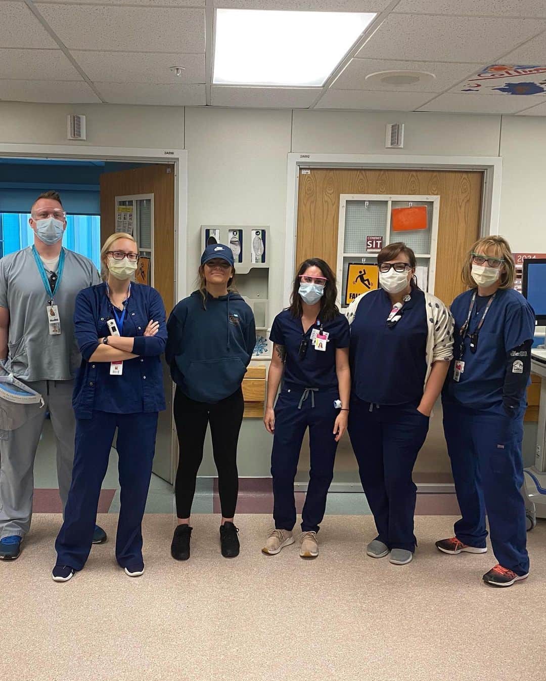 のインスタグラム：「I heard it is #nationalnursesweek and I had to take a moment to send my love and appreciation to the incredible nurses who helped us during our stay at @primarychildrens last month!  My eyes have been opened to the heroic work you all do and it has truly changed me. I will never forget the gentle and kind ways you loved on Brielle. ❤️ How you spoke to her and respected her while she was in a coma. ❤️ How you knew what to do in times of crisis and confidently took charge. ❤️ Even when your faces were covered in masks and protective face guards — you did your best to adjust and stay positive. I saw it all and felt it deeply.  You are a beautiful group of individuals who deserve our utmost respect during this pandemic.  I wear my mask out of respect for all of you and what you are doing to keep yourselves and us safe. 😘  Thank you from the bottom of my heart. Can’t wait to see you again when I am able to come volunteer!  This video was taken on the day we left the hospital when a few of the amazing PICU nurses stopped by the Neuro Trauma Unit to say goodbye. They could not believe their eyes! Brielle will never remember her time with them but her dad and I remind her how they truly saved her life. She is so grateful. We all are. Thank you and happy nurses week! • • • • • #nursesofinstagram #nursesday #nursesweek #nursesrock #nursestrong #covid19 #nursing #nursingschool #essentialworkers #nursing #medstudents #nurse #primarychildrens #primarychildrenshospital」