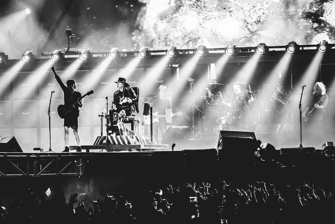 Guns N' Rosesさんのインスタグラム写真 - (Guns N' RosesInstagram)「Lisbon x ACDC x GN’R  #onthisday in 2016」5月8日 11時08分 - gunsnroses
