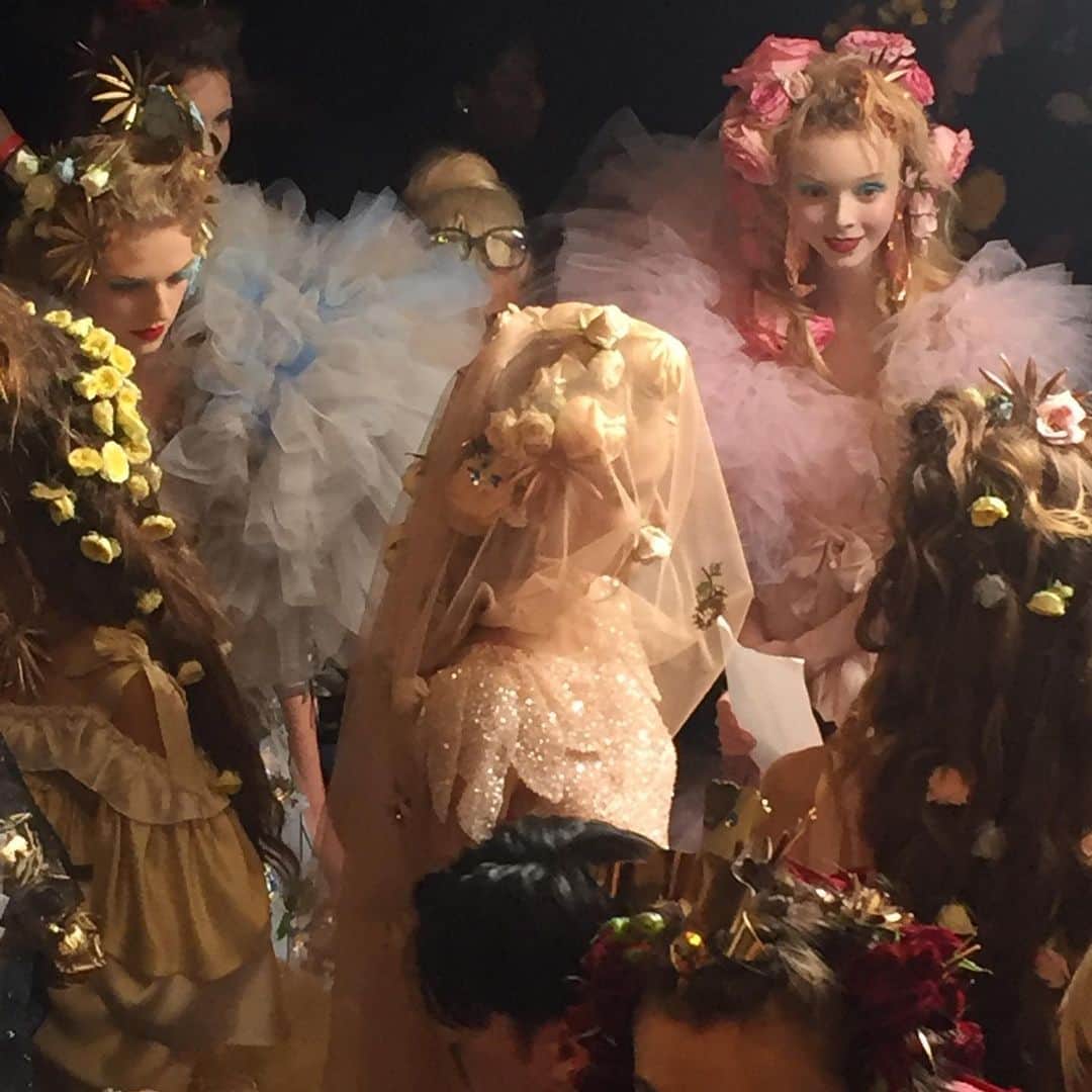 のインスタグラム：「#TBT: Magic backstage at @kateandlauramulleavy’s SS19 Rodarte Show (ph: @josephfree). #rodarte」