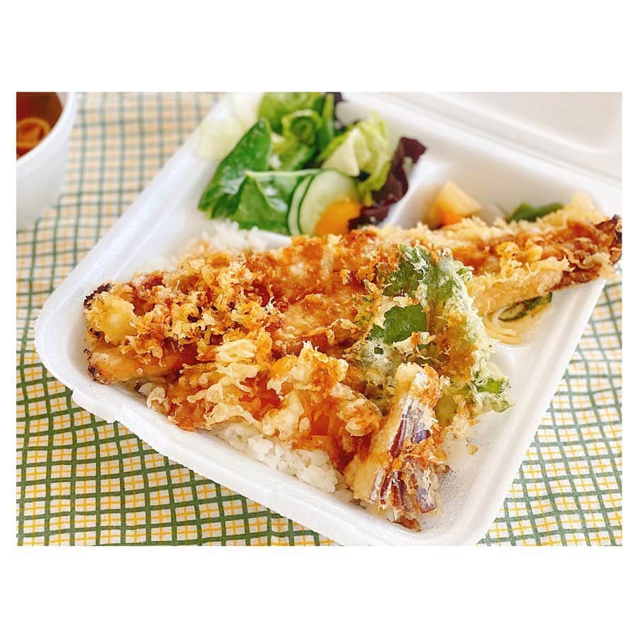 荒川れん子のインスタグラム：「Anago Tempura Bento @do_ne_hawaii 😋 It’s very popular among Japanese residents of hawaii. ハワイ在住日本人の間で人気の『Do-ne(どーね)』さんの穴子天丼がテイクアウトできると聞きランチに。ザックザクな感じの大きな穴子の天ぷらが美味しい〜💕お店の方が感じ良くて、なんだか元気をもらうお店✨  定食屋さん、大好きです❤ . #詳しくはブログで 後ほど . . #hawaii #luckywelivehawaii #hawaiilife #takeout #togo #foodie #foodporn #lunch #lifeisajourney #instahawaii #supportlocal #platelunch #tempura #quarantine #ハワイ #ハワイ生活 #ハワイ暮らし #日々の暮らし #ハワイ好き #ハワイの美味しいもの #ハワイ情報 #ランチ #穴子 #天ぷら #テイクアウト #自宅待機 #定食屋 #頑張れハワイ #揚げ物」