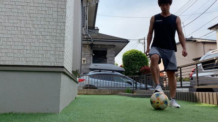 堀米勇輝のインスタグラム：「今日はこれ⚽️‼︎ ボールを引いたら 軸足にあててあげて 膝でボールを叩くよ👍  簡単だからやってみてね^ ^  #リフティング #ジェフ千葉 #8 #ボールで遊ぼう」