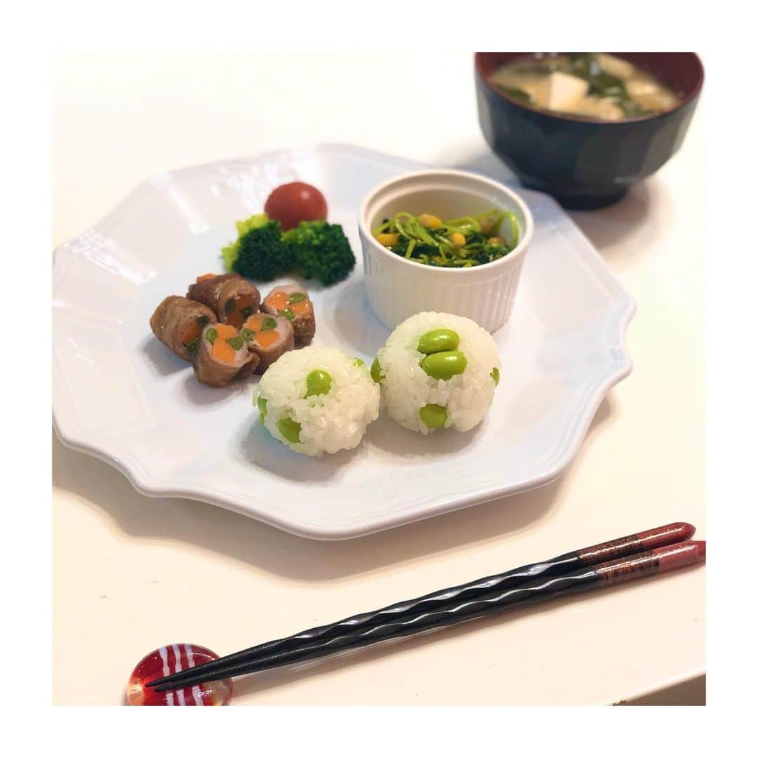 花清まゆこさんのインスタグラム写真 - (花清まゆこInstagram)「good morning(^_^) 今日ご飯何作ろう？と、  朝起きると悩む毎日です笑笑  オシャレなテイクアウトご飯とかうらやましー！！ と、思いながら、今日もがんばりまーす(^｡^) #ワンプレートごはん  #ワンプレート朝ごはん #枝豆ごはん #肉巻き　#豆苗 #具沢山味噌汁  #おうちごはん #stayhome #stayathome #morningplate #goodmorning #morning #cooking  #料理　#和食 #和食ごはん  #自粛生活 #給食のありがたみ #実感　#コロナに負けるな」5月8日 11時41分 - mayuusa610