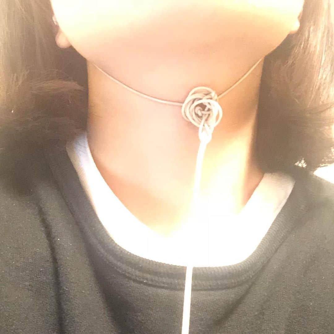 関取花のインスタグラム：「どうせ外出ないしとほどかずにイヤフォン使い続けてたらこうなった」