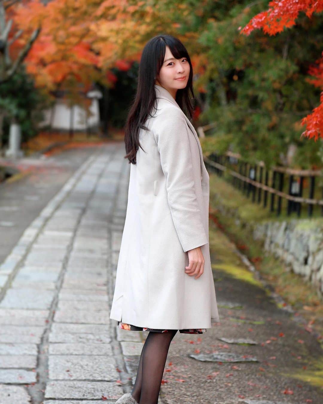 千倉里菜のインスタグラム：「今日も天気いいね☺️☀️ お昼ごはんの準備しよっと . . . _ #紅葉 #京都 #ポートレート #portrait #autumnleaves #kyoto #kyotojapan #travel  #お出かけ #散歩 #散歩道 #振り向き」