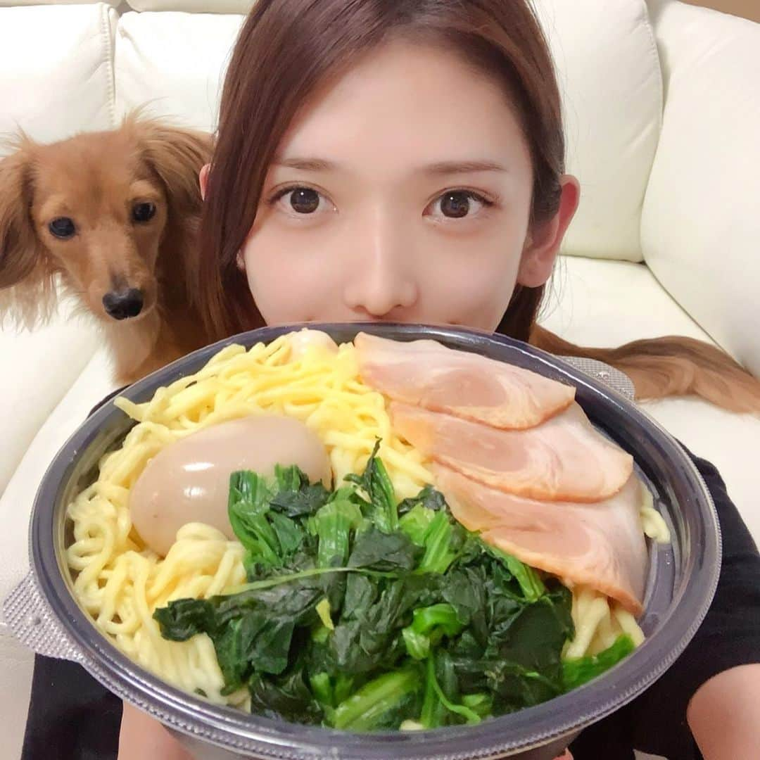 大見さなえさんのインスタグラム写真 - (大見さなえInstagram)「横浜家系ラーメン😋🍜﻿ 田町『#壱角家 』ubereatsで🚴‍♂️﻿ MAXラーメン 大盛り 醤油﻿ チャーシュー3枚、のり6枚、味玉つき🥚﻿ ﻿ ubereatsだとスープと麺別になってて、﻿ スープに麺を入れてレンジで﻿ 500wで90秒温めるだけで完成！！﻿ 麺が伸びる心配ないの嬉しいポイント☺️✨﻿ ﻿ 濃厚でクリーミーなスープが﻿ 中太麺によく絡む(*´꒳`*)✨﻿ ﻿ 店舗は東京を中心に神奈川、千葉など﻿ 色んなところで食べられる😋🍜﻿ ﻿ #ubereats #家系 #家系ラーメン #横浜家系ラーメン﻿ #横浜家系 #ラーメン #拉麺 #麺スタグラム﻿ #ラーメン女子 #麺 #ramen #noodles﻿ #めぐログ_田町 #卵 #pixelで撮影」5月8日 11時57分 - tabe_megumi