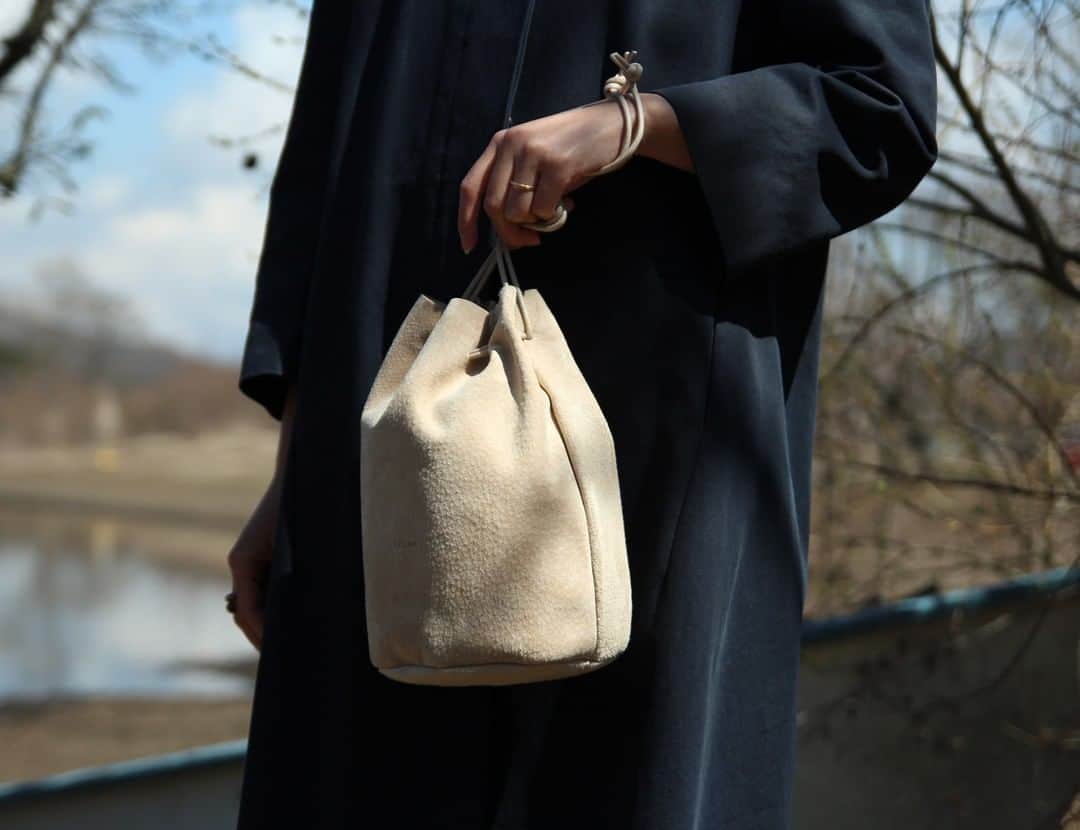 のインスタグラム：「「Folna」 - Pig Suede Kinchaku Shoulder - . ちょっとそこまで行くときに ころんと可愛い巾着ショルダー と一緒に！ 小ぶりだけど想像以上に結構入ります。 . ◎商品は当店トップページのバナーorプロフィールのURLからどうぞ。 ▶ @kozlife_tokyo . #KOZLIFE #japan #instahome #instagood #outfit #fashion #instagood #bag #ootd #fashionaddict #instafashion #leather #folna #japanmade #フォルナ #レザー #豚革 #スエード #暮らし #ファッション #コーディネート #トート #巾着 #巾着バッグ #バッグの中身」