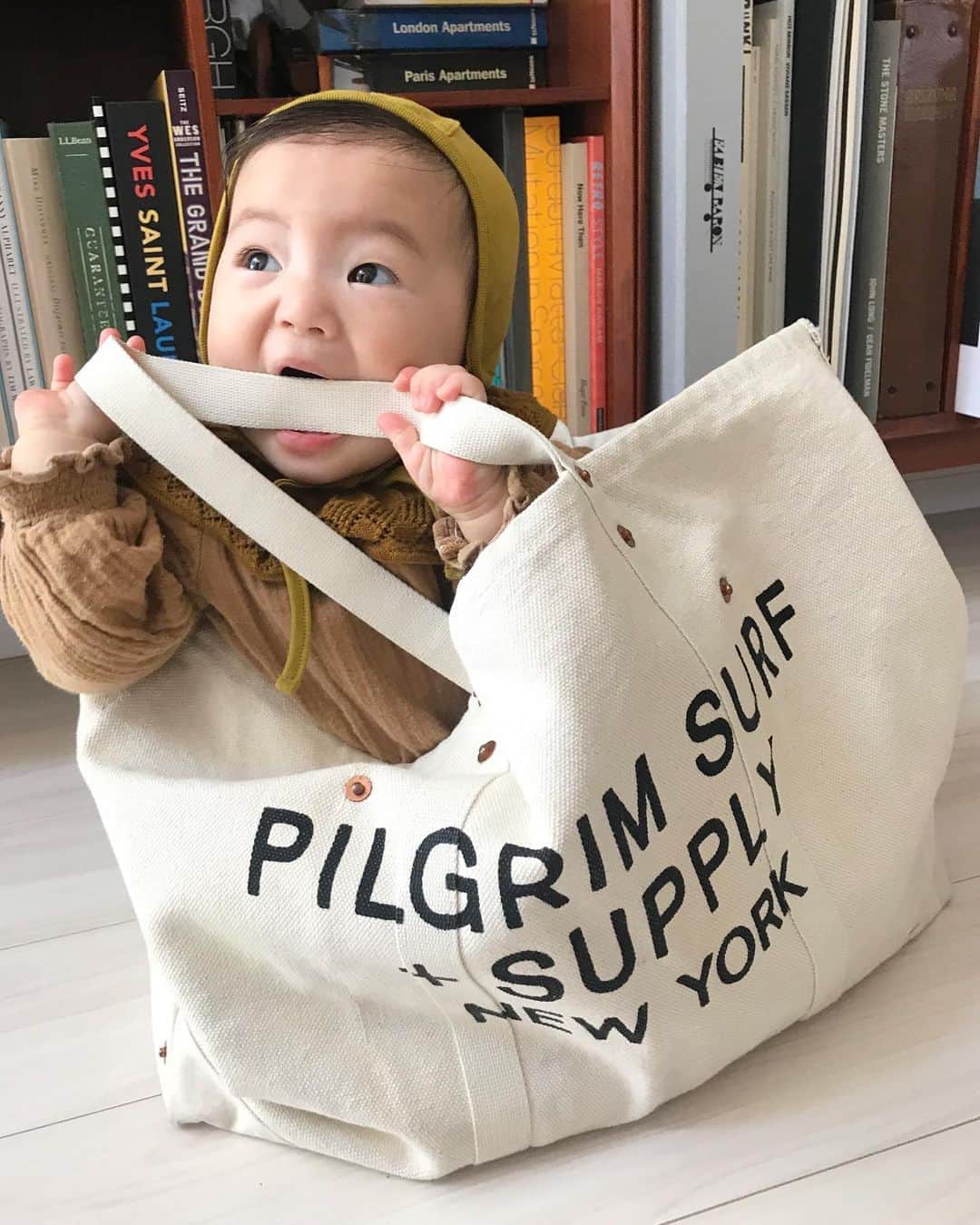 濱中鮎子のインスタグラム：「今日も朝早くからノンストップ！！！ 父さんのバッグ👜にすっぽり👶！ #今昼ごはん前のお昼寝中 #持ち手は汚いからやめてくれ #今のうちにバイ菌免疫つけておこう笑  #やんちゃお嬢」