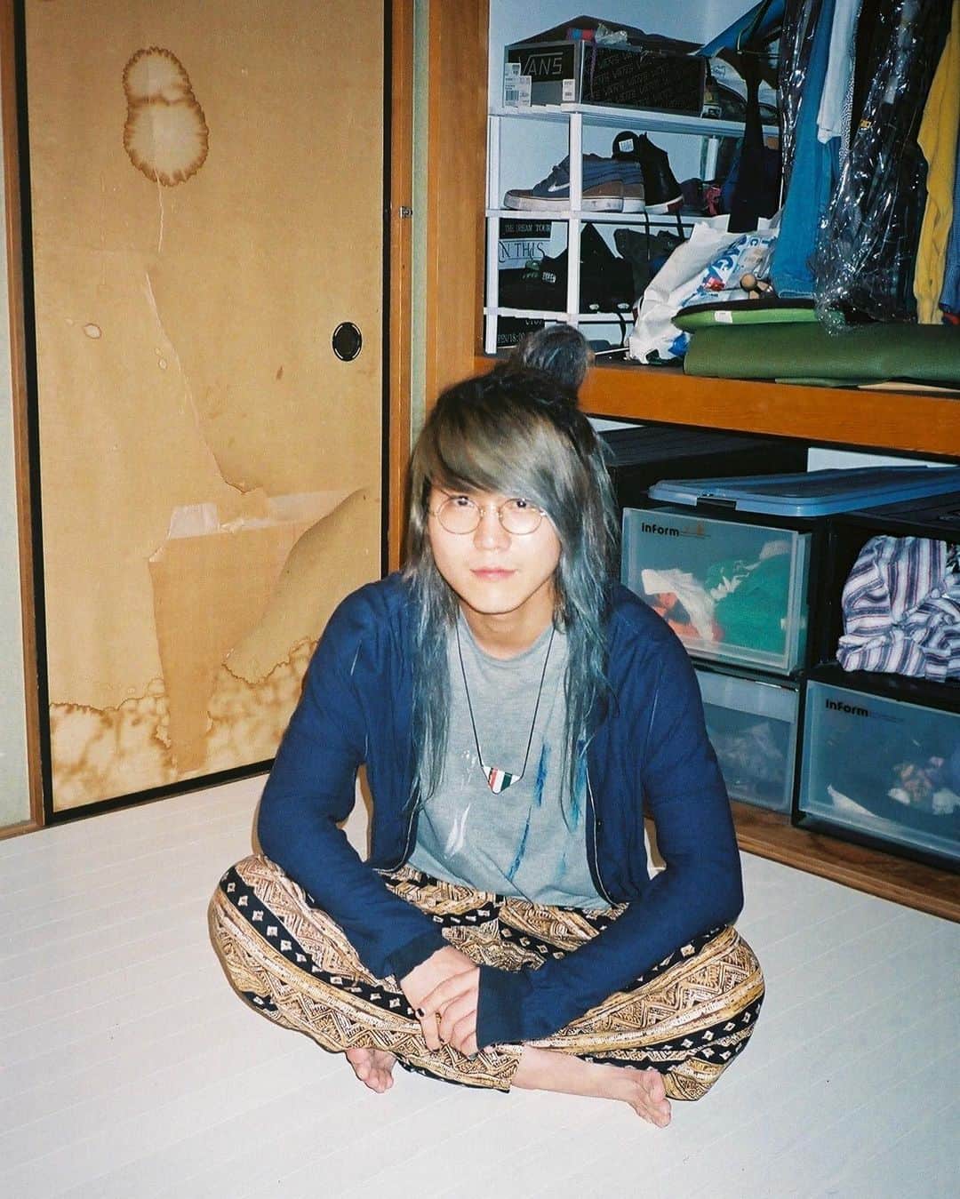 池川寛希のインスタグラム：「文章を書く、思考を使うべき言葉に変換していく、コロナ前からしっかり書く事が減っていたので良い機会でした。時間ある時にでも見てや🌬🧠 Translating my mind into right words, It's been a while since I did mail interview. it was good opportunity✍🏻💭 「これから新たなプラットフォーム、遊び場を創るにあたって資本をベースにした考え方、働き方は一度離れる必要がある。今までの活動をいかに転換し、劣化版ではなく新たな経験を生むことができるか」Self Isolation Issue: Hiroki Ikegawa-Bassist , Crossfaith  Photo by @dr_koto  Big shout to @neol_magazine @rk_interact 🗣🇯🇵neol.jp/culture/97629/ 🗣🇬🇧 https://www.neol.jp/culture/97629/2/(link in bio as well📲)」