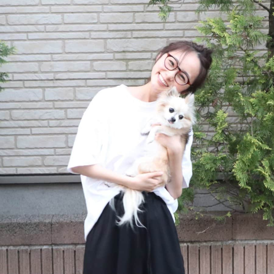 野村日香理さんのインスタグラム写真 - (野村日香理Instagram)「寝癖のまま近所をおさんぽ〜🐶 グラフィックデザイナーのHATAさんプロデュースの白TのSサイズをゆるっと着てます🎨 後ろのイラストが可愛いの！スワイプ♡ @hata_designer わくわくするのでよかったら見てみてくださいo(^-^)o https://caglafnoir.stores.jp/  #アート#こんにちは#おさんぽ#白T#オーバーサイズ#ゆるコーデ#メンズライク#ユニセックス#グラフィックデザイン#アートのある暮らし#hikarinコーデ」5月8日 12時19分 - nomura.hikari