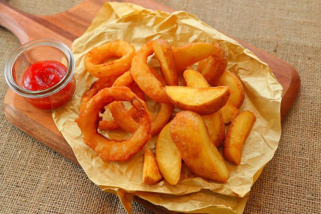 のインスタグラム：「. . 今日は金曜日☺️. . ギャグではないのですが揚げ物ってたまに食べたくなっちゃいますよね😋. . フレッシュネスの【北海道産フライドポテト】と【オニオンリング】🍟. . おすすめです✨. . . #フレッシュネス#フレッシュネスバーガー#freshness#freshnessburger#バーガーカフェ#cafe#hamburgercafe#Japan#foodlover#お昼ごはん#おうちご飯#おうち時間#stayhome#おうちごはん#テイクアウト#お持ち帰り#フライドポテト#揚げ物#フライ#potato#ポテト#Frenchfries#onion#onionrings#オニオンリング#ポテトフライ#ほくほく#じゃがいも#サクサク#揚げ物大好き」
