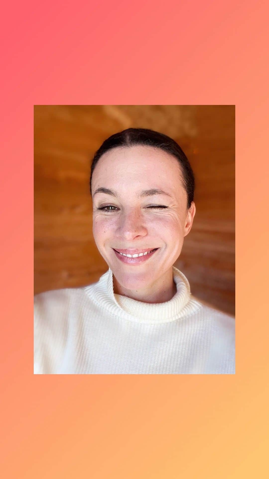 ギャランス・ドレのインスタグラム：「Let's talk about it - one of my favorite subjects! I go a little bit all over the place but... Well I guess at least it's candid 😬 . Thank you for all your questions - Tell me what you think and what you'd like me to talk about next!!! . Big kiss! . PS : My make up is the same as last time, all from @hourglasscosmetics as described in the video they posted last week! . PPS : Oh - I mention my birthday in the video because I was supposed to post it last week, but then it didn't work, and then it did, so don't get alarmed, I'm not crazy, just posting late :)」