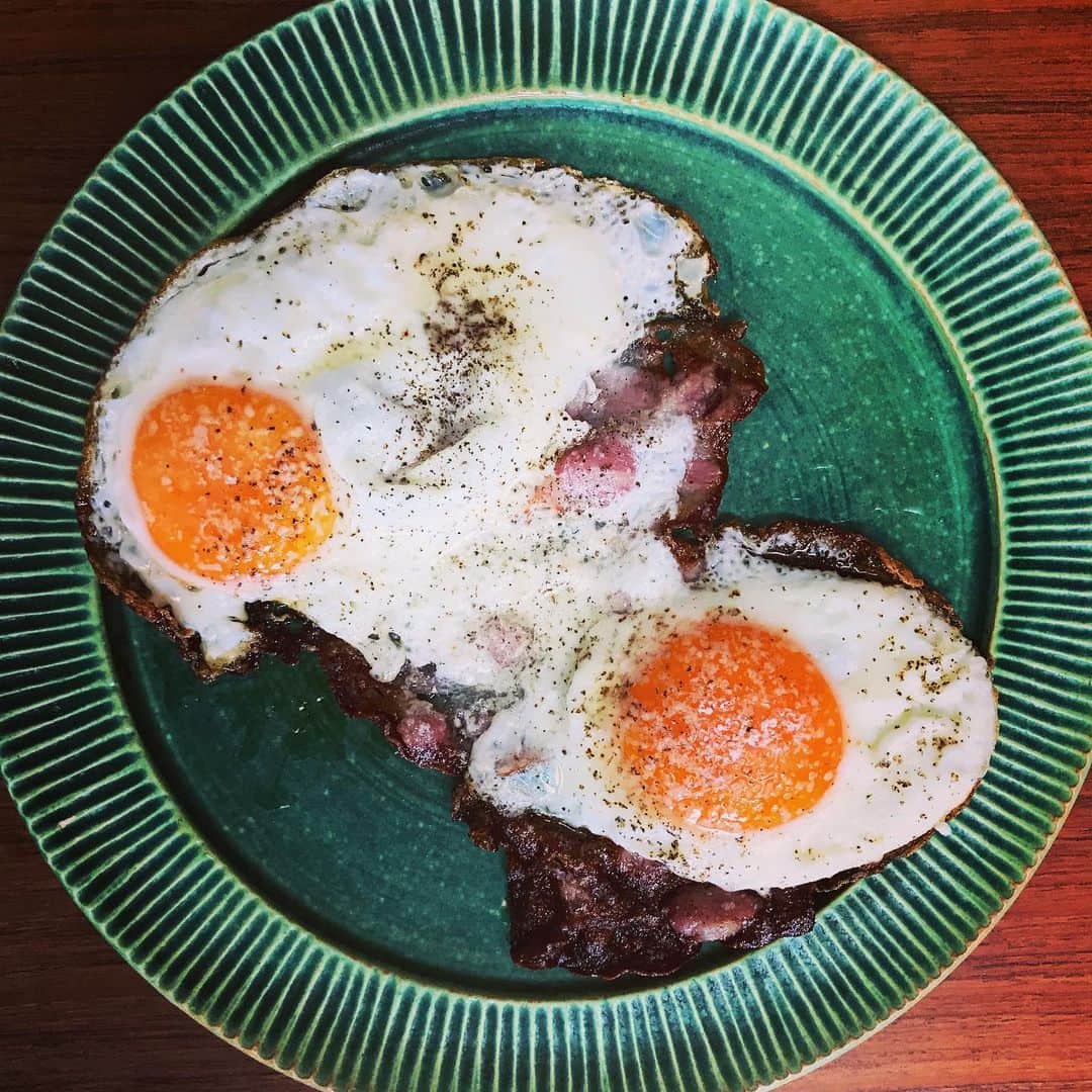 桜井誠のインスタグラム：「バーミキュラのフライパンでベーコンエッグ🥓🥚🍳 ベーコンカリッと、黄身はトロリ。 パルミジャーノ削って、ブラックペッパーガリガリ、仕上げはトリュフオイル。 100円程度でリッチな一品。 いい買い物した。  #バーミキュラフライパン  #桜井食堂」
