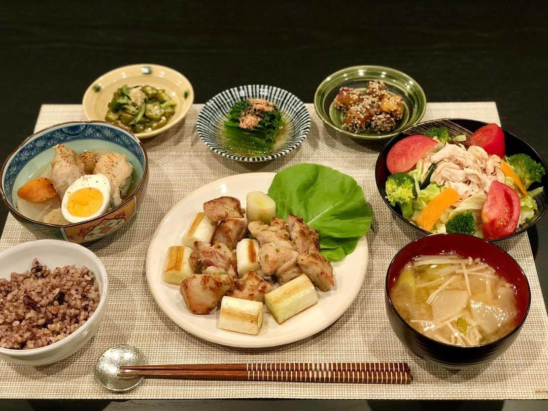 黒田麻理耶さんのインスタグラム写真 - (黒田麻理耶Instagram)「. 鶏尽くしの食卓🐤 . 部位は違うけど、 鶏パーティーになりました😂💕 . #手料理  #料理  #食卓  #cooking #まりやごはん  #おうちごはん  #和食  #手作り #鶏肉の柚子胡椒焼き  #手羽元の煮物 #オクラときゅうりの酢の物 #小松菜のお浸し  #サイコロさつま  #ささみサラダ  #十五穀米  #大根とえのきのお味噌汁」5月8日 18時27分 - mariya_kuroda