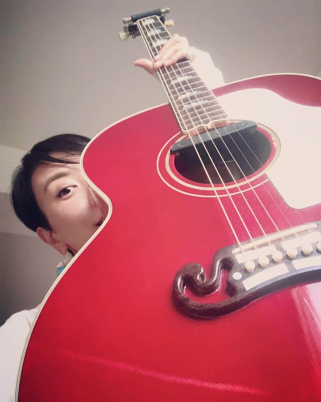 LOVEのインスタグラム：「ZIP FM ネットでつないで「いつでも僕ら」と即興曲、生演奏🎸  音良かったみたいでほんとほっとした！ ボーカルコンデンサマイクとアコギはラインでつないだけど、アコギに立てれるいい感じのマイク買おうかしら...そしたらより暖かい生音で届けられるな、などなど、毎回勉強になります。  今日の相方は久々のGibsonジャンボたん、J200、どーん🎸  名古屋のみなさん、　@shirai_natsu ちゃん、ありがとうございました🙏  #zipfm #フレフレ　#ResonantGrace」