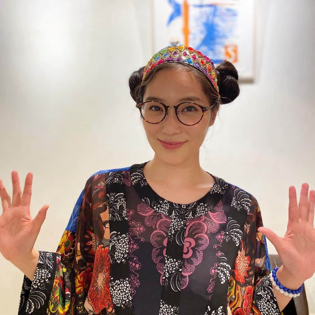 小澤真利奈さんのインスタグラム写真 - (小澤真利奈Instagram)「ムーラン？レイア姫？ いろんな意見をいただきながら、毎日楽しく変身させていただいています！ 今日も20時から、ゲストはナイツの塙さん。 質問もたくさんお待ちしています♡ #くるみらTV #YouTube大喜利 #20時から #ゲストはナイツの塙さん #おもしろく間違える #大喜利チャレンジ #今日もお待ちしています！ #ヘアメイク　@_nagigee」5月8日 18時29分 - marina_kozawa_official