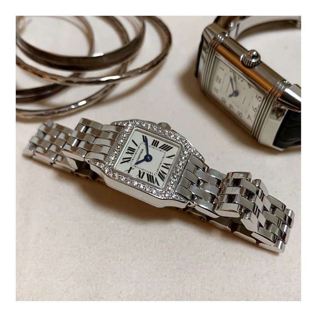 HIROBさんのインスタグラム写真 - (HIROBInstagram)「-my watch introduction-﻿ ・staff I﻿ ・手首周り / 13.2cm﻿ ﻿ ・vintage Cartier / Santos Demoiselle﻿ ・size / mini  縦16mm × 横16mm﻿ ﻿ ・選んだ理由﻿ 購入するまではレザーベルトタイプの時計しか持っておらず、ブレスレットタイプの時計を検討していました。﻿ ロレックスオイスターなども迷いましたが、普段ジュエリーやアクセサリーを身につけないのでジュエリーとして使えるものがよいと思い、少し小ぶりなミニサイズのサントスドゥモワゼルを購入しました。﻿ 仕事ではジャガールクルトを使うためなかなか出番はありませんが、休日のお出かけの時などに使っています。﻿ ﻿ ------------------------------------﻿ ECサイト"BAYCREWS STORE"のHIROBでも、﻿ 様々な時計を取り扱いがあります。是非ご覧ください！﻿ https://baycrews.jp/brand/detail/hirob﻿ ------------------------------------﻿ ﻿ #hirob﻿ #baycrews﻿ #vintagewatch﻿ #antiquewatch﻿ #cartier﻿ #vintagecartier﻿ #cartiersantos﻿ #santosdemoiselle﻿ #mywatch﻿ #introduction﻿ ﻿ #ヒロブ﻿ #ベイクルーズ﻿ #ヴィンテージウォッチ﻿ #アンティークウォッチ﻿ #カルティエ﻿ #ヴィンテージカルティエ﻿ #カルティエサントス﻿ #サントスドゥモワゼル﻿ #ヒロブスタッフ愛用﻿ ﻿ #stayhome﻿ #おうち時間」5月8日 13時03分 - hirob.jp