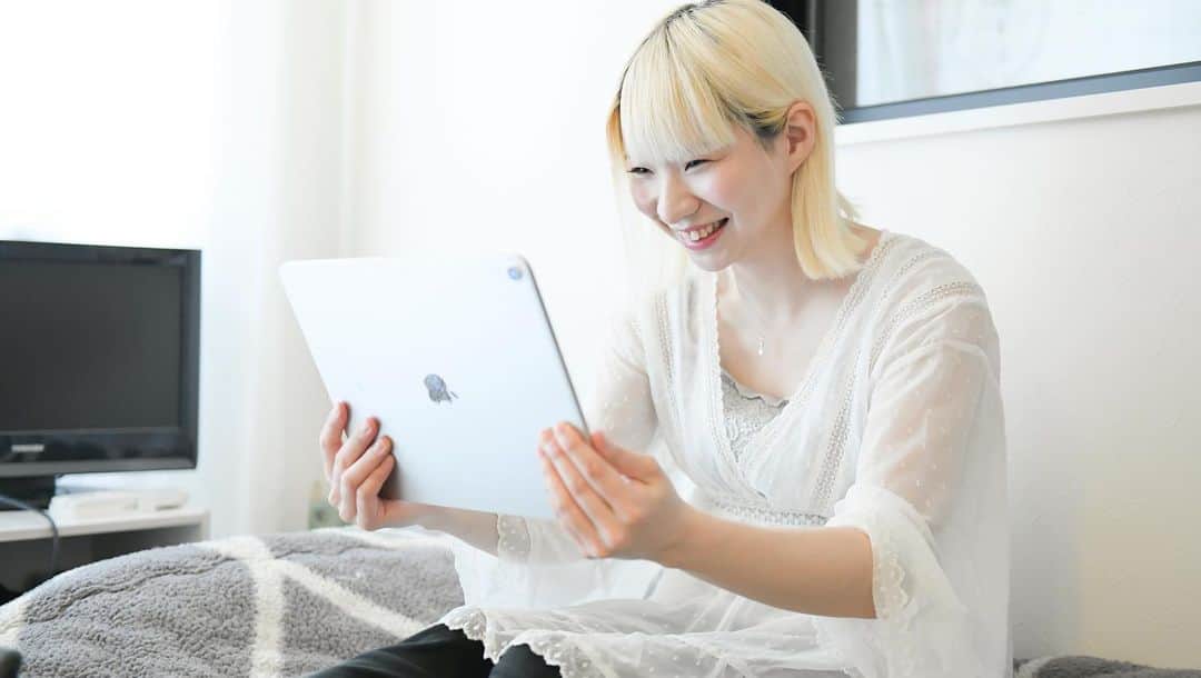 のインスタグラム：「真空ホロウ﻿ Dr.Cho MIZUKI（@mizukki_ni）﻿ ﻿ #STAYHOME﻿ #おうちで過ごそう﻿ #YOUTUBE﻿ ﻿ MIZUKIの個人YOUTUBEチャンネル更新中です！﻿ ﻿ 「プロヘアメイクに５分で出来る「テレワークメイク」してもらった！」﻿ https://youtu.be/s2n6kLYZfpY﻿ ﻿ プロヘアメイクアーティスト市川裕子さんにMIZUKIがテレワークメイクを伝授してもらいました！﻿ 女性必見です◎﻿ 流行りのオンライン飲み会でも使えます！﻿ ﻿ ﻿ MIZUKIからのコメントです↓﻿ ﻿ ついにすっぴんを大公開して、メイク動画にチャレンジです！﻿ 普段は化粧が濃いめのわたしですが、今回はおうちで簡単にするメイクということで薄めになってます！薄めで不安ではありますが、簡単メイクの参考になればと思います！！﻿ ﻿ ____________________﻿ 映像監修・市川裕子﻿ スチール・高田真希子﻿ ﻿ ﻿ ◯MIZUKI（真空ホロウ）﻿ 【Instagram】https://www.instagram.com/mizukki_ni/...﻿ 【Twitter】https://twitter.com/mizukki_niii﻿ ﻿ ◯ヘアメイク 市川裕子さん﻿ 【プロフィール】﻿ ヘアメイクアップアーティスト。﻿ TVや映画、雑誌や広告、MVなど幅広く活動する方側、ヘアサロンではお客様のライフスタイルをお手伝いする美容師としてメニューや商品開発も携わっている。﻿ モード学園(母校)のメイク学科講師。﻿ ﻿ ◯スチール 高田真希子さん﻿ ﻿ ____________________﻿ 〈市川裕子さんによるメイクワンポイントアドバイス〉﻿ ﻿ 【ベースメイク】（time・ 01:56 〜 05:06）﻿ ﻿ ・ミシャMクッションファンデーション(モイスチャー)No.21﻿ https://www.misshajp.com/store/Produc...﻿ ﻿ 家にいる時は少しでも軽いメイクにしたいですよね？﻿ これは日焼け止め・下地・ファンデーション・コンシーラー・フェイスパウダーが1つになったオールインワンのファンデーション！﻿ オンライン上って通信画面が粗いから、そこまでファンデーションの濃さとか、キレイに濡れてるとか分からない！﻿ だから、ささっと簡単に塗れて、尚且つ手も汚れないクッションファンデーションがおすすめです。﻿ 本当に肌に負担をかけさせたくない場合は、CCやBBクリームもおすすめです◎﻿ ﻿ 〈塗り方のコツ〉﻿ オンライン上だと顔の正面が主に映るので﻿ カメラに移りやすい、目の下・頬・鼻筋とあご先にの正面部分を中心につけてフェイスラインは控えめでも◎﻿ ﻿ ﻿ 【アイシャドウ】（time・ 05:07 〜 06:18）﻿ ﻿ ・コスメデコルテ　アイグロウジェムPK881﻿ https://mon1006.com/2018/08/30/%EF%BC...﻿ ﻿ ・クリームアイシャドウ。ブラシ不要で指で簡単につけられる単色カラー。﻿ アイシャドウは色選びが凄く重要で、ブラウンやカーキなどのくすんだ色味は、﻿ オンライン上だと目元が影になってしまって暗くなりやすい印象になるので、﻿ オレンジやピンクといった明るめの色味を選ぶと◎﻿ アイシャドウのグラデーションすらやってる時間がない！って方におすすめです。﻿ ﻿ 〈まつ毛〉﻿ まつ毛はしっかり上げましょう！！﻿ 下がったままの状態だと、部屋の上からの照明により、まつ毛の影が下まぶたに出て不健康そうな印象を与えてしまいます。ビューラーでしっかり上げるのをおすすめします。とはいえ、1日中自宅にいる場合、まつ毛を少しお休みさせたい！マスカラをするのは面倒くさい！と感じる方はまつ毛美容液を使用するのも◎﻿ ﻿ ﻿ ﻿ 【チーク】（time・ 06:19 〜 07:25）﻿ ﻿ ・インテグレート　メルティモードチークPK384﻿ https://ar-mag.jp/makeup/27798/﻿ ﻿ ・今回のテーマの中で重要な役割のチーク。﻿ つける事で一気に血色感が出て明るい印象に。﻿ オンライン上では光も暗く、チークを使用していないと顔色が悪く不健康そうに見えてしまいます。﻿ いつもより少し濃いめにつけるのがポイントになります。﻿ 今回のメイクではクリームタイプのチークを使用する事でテクニックいらずの簡単に血色チークが完成します！﻿ ポイントはニコっと笑った時の頬の高い位置から外側に向かってつけましょう。﻿ ﻿ ﻿ 【リップ】（time・ 07:26 〜 08:26）﻿ ﻿ ・マキアージュ　ドラマティックルージュRD425﻿ https://maquillage.shiseido.co.jp/ite...﻿ ﻿ ・リップもチーク同様重要なパーツになります。﻿ 高発色でツヤのある、ピンク、レッド系がおすすめです。﻿ マット系の暗めリップも今流行ってますが、オンライン上だと少し暗く見えてしまうので要注意。﻿ 今回使用したリップは、美容オイル配合で唇に2秒あてとろけさせながら塗ると艶が出てグロスいらずの唇に♡﻿ ﻿ ﻿ 〈総括」