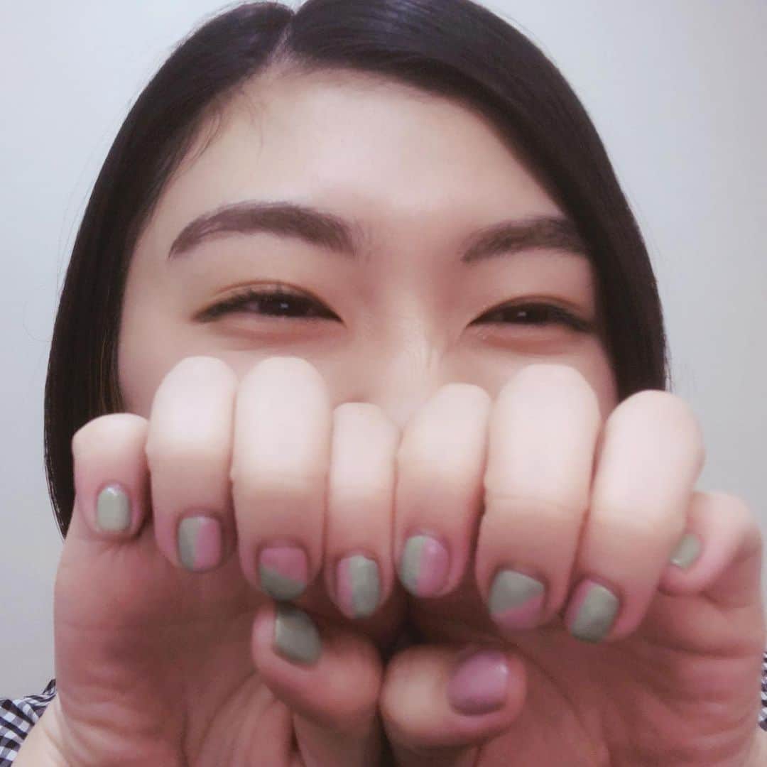 小林歌穂のインスタグラム：「お初セルフジェルネイルやってみた！！﻿ ﻿ #おうち時間#セルフジェルネイル#オシャを目指したけど#難しい#オメカシフィーバー#あはは」