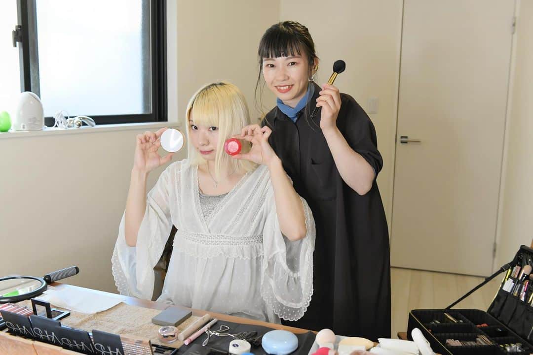 のインスタグラム：「真空ホロウ﻿ Dr.Cho MIZUKI（@mizukki_ni）﻿ ﻿ #STAYHOME﻿ #おうちで過ごそう﻿ #YOUTUBE﻿ ﻿ MIZUKIの個人YOUTUBEチャンネル更新中です！﻿ ﻿ 「プロヘアメイクに５分で出来る「テレワークメイク」してもらった！」﻿ https://youtu.be/s2n6kLYZfpY﻿ ﻿ プロヘアメイクアーティスト市川裕子さんにMIZUKIがテレワークメイクを伝授してもらいました！﻿ 女性必見です◎﻿ 流行りのオンライン飲み会でも使えます！﻿ ﻿ ﻿ MIZUKIからのコメントです↓﻿ ﻿ ついにすっぴんを大公開して、メイク動画にチャレンジです！﻿ 普段は化粧が濃いめのわたしですが、今回はおうちで簡単にするメイクということで薄めになってます！薄めで不安ではありますが、簡単メイクの参考になればと思います！！﻿ ﻿ ____________________﻿ 映像監修・市川裕子﻿ スチール・高田真希子﻿ ﻿ ﻿ ◯MIZUKI（真空ホロウ）﻿ 【Instagram】https://www.instagram.com/mizukki_ni/...﻿ 【Twitter】https://twitter.com/mizukki_niii﻿ ﻿ ◯ヘアメイク 市川裕子さん﻿ 【プロフィール】﻿ ヘアメイクアップアーティスト。﻿ TVや映画、雑誌や広告、MVなど幅広く活動する方側、ヘアサロンではお客様のライフスタイルをお手伝いする美容師としてメニューや商品開発も携わっている。﻿ モード学園(母校)のメイク学科講師。﻿ ﻿ ◯スチール 高田真希子さん﻿ ﻿ ____________________﻿ 〈市川裕子さんによるメイクワンポイントアドバイス〉﻿ ﻿ 【ベースメイク】（time・ 01:56 〜 05:06）﻿ ﻿ ・ミシャMクッションファンデーション(モイスチャー)No.21﻿ https://www.misshajp.com/store/Produc...﻿ ﻿ 家にいる時は少しでも軽いメイクにしたいですよね？﻿ これは日焼け止め・下地・ファンデーション・コンシーラー・フェイスパウダーが1つになったオールインワンのファンデーション！﻿ オンライン上って通信画面が粗いから、そこまでファンデーションの濃さとか、キレイに濡れてるとか分からない！﻿ だから、ささっと簡単に塗れて、尚且つ手も汚れないクッションファンデーションがおすすめです。﻿ 本当に肌に負担をかけさせたくない場合は、CCやBBクリームもおすすめです◎﻿ ﻿ 〈塗り方のコツ〉﻿ オンライン上だと顔の正面が主に映るので﻿ カメラに移りやすい、目の下・頬・鼻筋とあご先にの正面部分を中心につけてフェイスラインは控えめでも◎﻿ ﻿ ﻿ 【アイシャドウ】（time・ 05:07 〜 06:18）﻿ ﻿ ・コスメデコルテ　アイグロウジェムPK881﻿ https://mon1006.com/2018/08/30/%EF%BC...﻿ ﻿ ・クリームアイシャドウ。ブラシ不要で指で簡単につけられる単色カラー。﻿ アイシャドウは色選びが凄く重要で、ブラウンやカーキなどのくすんだ色味は、﻿ オンライン上だと目元が影になってしまって暗くなりやすい印象になるので、﻿ オレンジやピンクといった明るめの色味を選ぶと◎﻿ アイシャドウのグラデーションすらやってる時間がない！って方におすすめです。﻿ ﻿ 〈まつ毛〉﻿ まつ毛はしっかり上げましょう！！﻿ 下がったままの状態だと、部屋の上からの照明により、まつ毛の影が下まぶたに出て不健康そうな印象を与えてしまいます。ビューラーでしっかり上げるのをおすすめします。とはいえ、1日中自宅にいる場合、まつ毛を少しお休みさせたい！マスカラをするのは面倒くさい！と感じる方はまつ毛美容液を使用するのも◎﻿ ﻿ ﻿ ﻿ 【チーク】（time・ 06:19 〜 07:25）﻿ ﻿ ・インテグレート　メルティモードチークPK384﻿ https://ar-mag.jp/makeup/27798/﻿ ﻿ ・今回のテーマの中で重要な役割のチーク。﻿ つける事で一気に血色感が出て明るい印象に。﻿ オンライン上では光も暗く、チークを使用していないと顔色が悪く不健康そうに見えてしまいます。﻿ いつもより少し濃いめにつけるのがポイントになります。﻿ 今回のメイクではクリームタイプのチークを使用する事でテクニックいらずの簡単に血色チークが完成します！﻿ ポイントはニコっと笑った時の頬の高い位置から外側に向かってつけましょう。﻿ ﻿ ﻿ 【リップ】（time・ 07:26 〜 08:26）﻿ ﻿ ・マキアージュ　ドラマティックルージュRD425﻿ https://maquillage.shiseido.co.jp/ite...﻿ ﻿ ・リップもチーク同様重要なパーツになります。﻿ 高発色でツヤのある、ピンク、レッド系がおすすめです。﻿ マット系の暗めリップも今流行ってますが、オンライン上だと少し暗く見えてしまうので要注意。﻿ 今回使用したリップは、美容オイル配合で唇に2秒あてとろけさせながら塗ると艶が出てグロスいらずの唇に♡﻿ ﻿ ﻿ 〈総括」