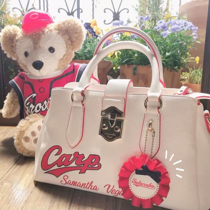 末井櫻子のインスタグラム：「🎀 ． ． ． @launa__lipine さんのカープロゼット❤︎ ． カープのロゴ風に自分の名前などを入れてもらえるんです👼🏻❤️ ． ． わたしはカープとサマンサのコラボバッグに付けてみました🎀 かわいすぎるぅ!!!★ ． ． 普段のお洋服と合わせた写真も撮ったので、また紹介しますっ👶🏻❤️ ． ． ． #カーブロゼット #ロゼッタ #手作り #カープ #カープグッズ  #カープファン #カープ女子」