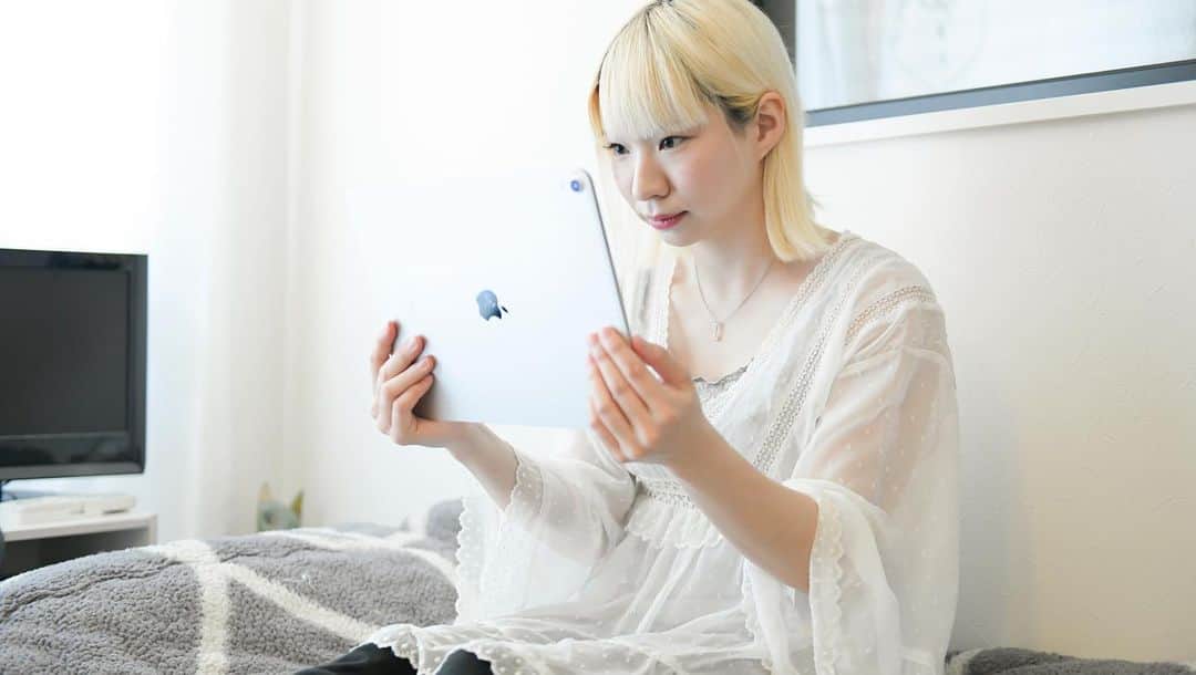 のインスタグラム：「真空ホロウ﻿ Dr.Cho MIZUKI（@mizukki_ni）﻿ ﻿ #STAYHOME﻿ #おうちで過ごそう﻿ #YOUTUBE﻿ ﻿ MIZUKIの個人YOUTUBEチャンネル更新中です！﻿ ﻿ 「プロヘアメイクに５分で出来る「テレワークメイク」してもらった！」﻿ https://youtu.be/s2n6kLYZfpY﻿ ﻿ プロヘアメイクアーティスト市川裕子さんにMIZUKIがテレワークメイクを伝授してもらいました！﻿ 女性必見です◎﻿ 流行りのオンライン飲み会でも使えます！﻿ ﻿ ﻿ MIZUKIからのコメントです↓﻿ ﻿ ついにすっぴんを大公開して、メイク動画にチャレンジです！﻿ 普段は化粧が濃いめのわたしですが、今回はおうちで簡単にするメイクということで薄めになってます！薄めで不安ではありますが、簡単メイクの参考になればと思います！！﻿ ﻿ ____________________﻿ 映像監修・市川裕子﻿ スチール・高田真希子﻿ ﻿ ﻿ ◯MIZUKI（真空ホロウ）﻿ 【Instagram】https://www.instagram.com/mizukki_ni/...﻿ 【Twitter】https://twitter.com/mizukki_niii﻿ ﻿ ◯ヘアメイク 市川裕子さん﻿ 【プロフィール】﻿ ヘアメイクアップアーティスト。﻿ TVや映画、雑誌や広告、MVなど幅広く活動する方側、ヘアサロンではお客様のライフスタイルをお手伝いする美容師としてメニューや商品開発も携わっている。﻿ モード学園(母校)のメイク学科講師。﻿ ﻿ ◯スチール 高田真希子さん﻿ ﻿ ____________________﻿ 〈市川裕子さんによるメイクワンポイントアドバイス〉﻿ ﻿ 【ベースメイク】（time・ 01:56 〜 05:06）﻿ ﻿ ・ミシャMクッションファンデーション(モイスチャー)No.21﻿ https://www.misshajp.com/store/Produc...﻿ ﻿ 家にいる時は少しでも軽いメイクにしたいですよね？﻿ これは日焼け止め・下地・ファンデーション・コンシーラー・フェイスパウダーが1つになったオールインワンのファンデーション！﻿ オンライン上って通信画面が粗いから、そこまでファンデーションの濃さとか、キレイに濡れてるとか分からない！﻿ だから、ささっと簡単に塗れて、尚且つ手も汚れないクッションファンデーションがおすすめです。﻿ 本当に肌に負担をかけさせたくない場合は、CCやBBクリームもおすすめです◎﻿ ﻿ 〈塗り方のコツ〉﻿ オンライン上だと顔の正面が主に映るので﻿ カメラに移りやすい、目の下・頬・鼻筋とあご先にの正面部分を中心につけてフェイスラインは控えめでも◎﻿ ﻿ ﻿ 【アイシャドウ】（time・ 05:07 〜 06:18）﻿ ﻿ ・コスメデコルテ　アイグロウジェムPK881﻿ https://mon1006.com/2018/08/30/%EF%BC...﻿ ﻿ ・クリームアイシャドウ。ブラシ不要で指で簡単につけられる単色カラー。﻿ アイシャドウは色選びが凄く重要で、ブラウンやカーキなどのくすんだ色味は、﻿ オンライン上だと目元が影になってしまって暗くなりやすい印象になるので、﻿ オレンジやピンクといった明るめの色味を選ぶと◎﻿ アイシャドウのグラデーションすらやってる時間がない！って方におすすめです。﻿ ﻿ 〈まつ毛〉﻿ まつ毛はしっかり上げましょう！！﻿ 下がったままの状態だと、部屋の上からの照明により、まつ毛の影が下まぶたに出て不健康そうな印象を与えてしまいます。ビューラーでしっかり上げるのをおすすめします。とはいえ、1日中自宅にいる場合、まつ毛を少しお休みさせたい！マスカラをするのは面倒くさい！と感じる方はまつ毛美容液を使用するのも◎﻿ ﻿ ﻿ ﻿ 【チーク】（time・ 06:19 〜 07:25）﻿ ﻿ ・インテグレート　メルティモードチークPK384﻿ https://ar-mag.jp/makeup/27798/﻿ ﻿ ・今回のテーマの中で重要な役割のチーク。﻿ つける事で一気に血色感が出て明るい印象に。﻿ オンライン上では光も暗く、チークを使用していないと顔色が悪く不健康そうに見えてしまいます。﻿ いつもより少し濃いめにつけるのがポイントになります。﻿ 今回のメイクではクリームタイプのチークを使用する事でテクニックいらずの簡単に血色チークが完成します！﻿ ポイントはニコっと笑った時の頬の高い位置から外側に向かってつけましょう。﻿ ﻿ ﻿ 【リップ】（time・ 07:26 〜 08:26）﻿ ﻿ ・マキアージュ　ドラマティックルージュRD425﻿ https://maquillage.shiseido.co.jp/ite...﻿ ﻿ ・リップもチーク同様重要なパーツになります。﻿ 高発色でツヤのある、ピンク、レッド系がおすすめです。﻿ マット系の暗めリップも今流行ってますが、オンライン上だと少し暗く見えてしまうので要注意。﻿ 今回使用したリップは、美容オイル配合で唇に2秒あてとろけさせながら塗ると艶が出てグロスいらずの唇に♡﻿ ﻿ ﻿ 〈総括」