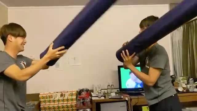 橋岡大樹のインスタグラム：「叩いて被ってじゃんけんぽん対決❗️そこで事件は起きた。 この男は何故こんなに笑ってるんだ😒笑笑 めちゃめちゃ痛かった🥺 でも、笑いは取れたからまあまあ良しとしよう🤣笑 まあ、欲を言えば最後ポールは逆で持ってた方が良かったね😂  #叩いて被ってじゃんけんぽん  #事件 #笑えれば良し #橋岡大樹 #小川航基」
