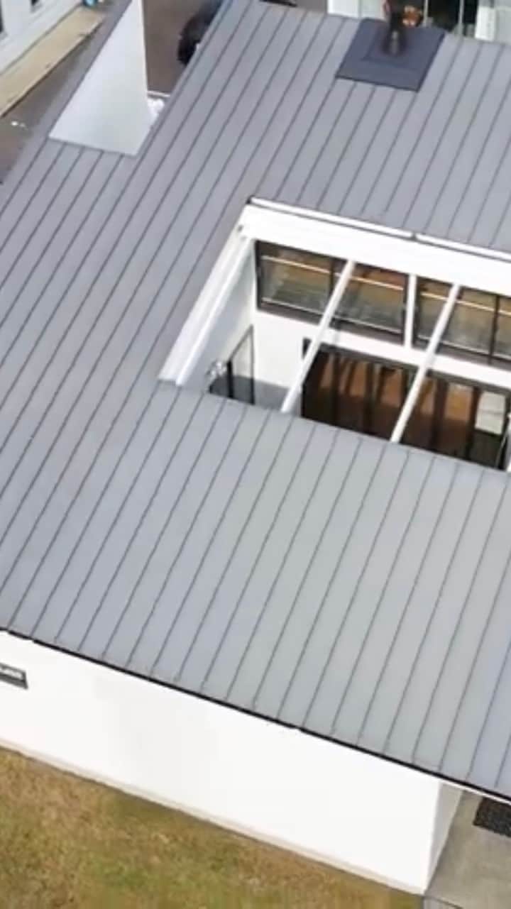 ソラマド香川のインスタグラム：「【常設モデル】宇多津町ソラマドの家モデル  ---------------------------------------  青空と暮らす家。 あなただけの特別な住まいをプロデュースします。  「 #ソラマド香川 」で検索🔍  ---------------------------------------  ★「ソラマドの家」資料請求はこちら → @request.soramadokagawa  ★もっと施工事例を見たい方はこちら → @soramado_kagawa  ---------------------------------------  🏠【常設モデル】宇多津モデル 綾歌郡宇多津町浜三番丁22-4 🏠 多肥モデル 高松市多肥上町(分譲地内)  ---------------------------------------  ソラマド香川(センコー産業株式会社) 綾歌郡宇多津町浜三番丁22-4 電話番号：0120-49-7257 営業時間：10時〜17時(水曜定休日)  ---------------------------------------  #木の家#無垢床#マイホーム#新築#自由設計#シンプルな暮らし#自然光#暮らしを楽しむ#空間デザイン#soramado#ソラマド#家づくり#中庭のある家#カフェスタイル#自然素材#漆喰#自然素材の家#コートハウス#空#ウッドデッキ#注文住宅#中庭#おしゃれな家#ソラマドキッチン#設計事務所#センコー産業」