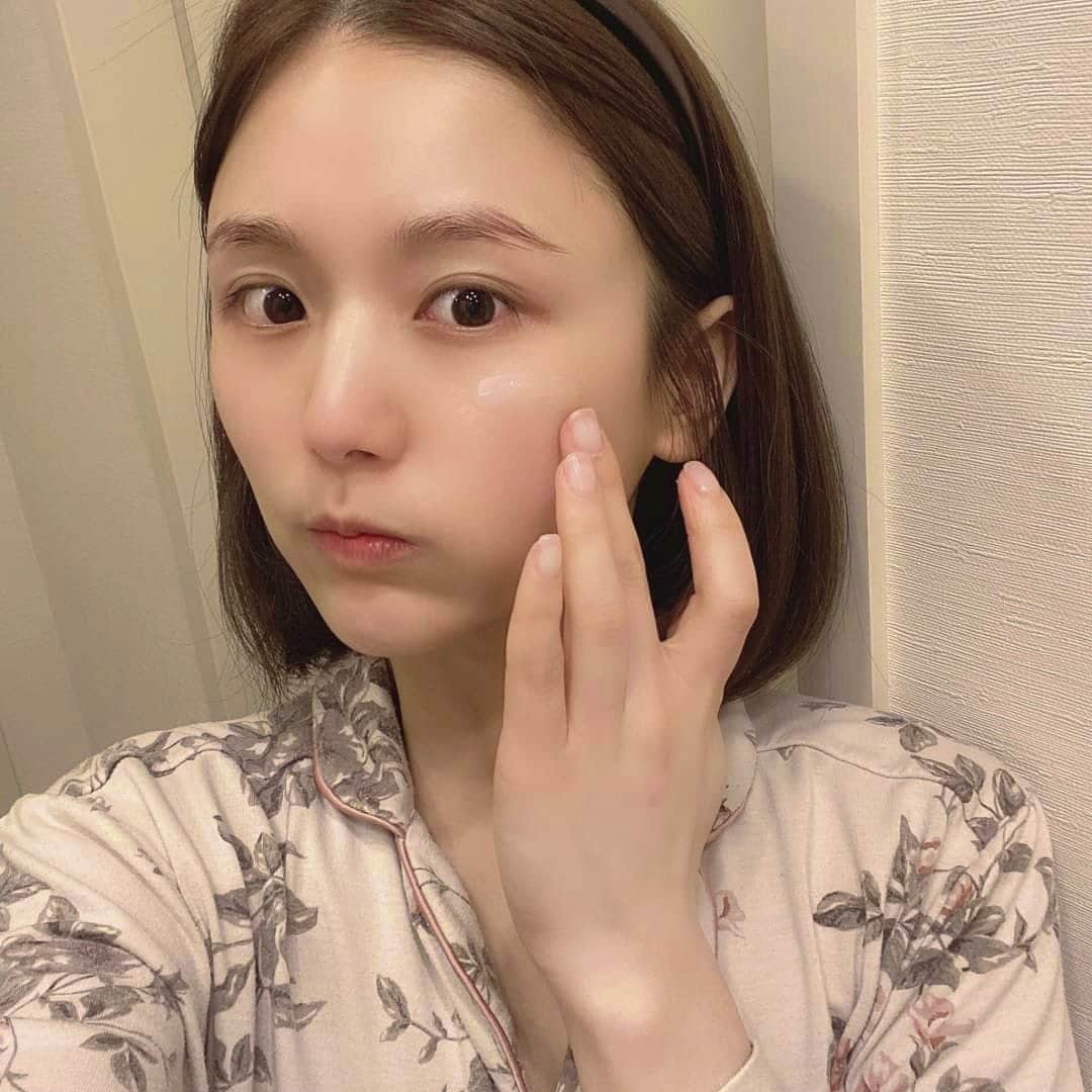 ひよんのインスタグラム：「🌿🌈🧸 ㅤㅤㅤㅤㅤㅤㅤㅤㅤㅤㅤㅤㅤ 最近お家にずっといてだらついた生活にならないように 気をつけてはいるものの、、、 不規則な生活リズムでお肌が荒れているという現実。 そこで最近のスキンケアにイニスフリーの シカケアアイテムを新入りさせたよ💕 韓国でシカケアといえばイニスフリーの #お助けバーム こと、 ビジャ シカバームって言われているみたい😮✨ ㅤㅤㅤㅤㅤㅤㅤㅤㅤㅤㅤㅤㅤ 伸びがよくて肌なじみもいいし、しっとり感保湿感も しっかりあるから、みんなもすごく使いやすいと思う🤔💯！ 今のひよんの肌にシカバーム追加は正解だった💖💖 ㅤㅤㅤㅤㅤㅤㅤㅤㅤㅤㅤㅤㅤ このペンギンのパッケージは期間限定で、 ミニサイズのセットになってるよ🐧💚 👇👇👇ㅤㅤㅤㅤㅤㅤㅤㅤㅤㅤㅤㅤㅤ ●ビジャ シカバーム EX：美容液 ●ビジャ フェイシャルフォーム：洗顔料 ●ビジャ シカスキン：化粧水 ●ビジャ スポッツエッセンス：美容液 ㅤㅤㅤㅤㅤㅤㅤㅤㅤㅤㅤㅤㅤ ずっとお家だから、こういう風に少しだけ スキンケアを変えて使えるのも嬉しい😆👏 普段だったら旅行用にも持っていけるしね🥳✈️ ㅤㅤㅤㅤㅤㅤㅤㅤㅤㅤㅤㅤㅤ #innsfree #skincare #pr #스킨케어 #이니스프리 #희영 #スキンケア #イニスフリー #お助けバーム #ゆらぎ肌 #乾燥肌 #お守りコスメ #ひよん」