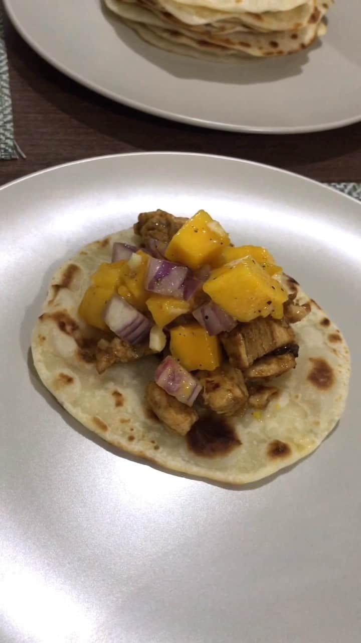 ローレン・ヤングのインスタグラム：「Lockdown has got me getting a bit more creative with my dinners. Yesterday I started prepping at 4:30pm! I used a flat bread recipe for my taco shell, made some easy chicken and mango salsa for the filling. This can serve 5-6 people! Its a lot of work but I enjoyed every bit of it plus it was fun sitting around the table and assembling our tacos 🌮 💖  FLAT BREAD: 2 Cups All Purpose Flour 3/4 Cup Milk 3 1/3 Tbsps Melted Butter 1/2 Tsp Salt  Combine all the ingredients, knead dough until smooth, cover in cling wrap and rest in room temp for 30 minutes. Cut in halves until you reach 16 pieces, roll in balls, flatten with palm and roll out. I used a clean tumbler because I didnt have a rolling pin or wine bottle. It worked really well! Just make sure you clean it and dust it with flour so it doesnt stick. After you roll each one out, dust with flour before stacking so they don’t stick together.  Low-medium hear pan, add oil, fry flatbread until you see it get some bubbles, flip and fry. You just have to eyeball this part. It took about 2 minutes for each side for me.  MANGO SALSA: 3 Ripe Mangoes (Cubed) 1 Red Onion (Diced) 2 Cloves Garlic  Half a Lemon, Juice Salt Pepper Cayenne Pepper  Chop and mix all ingredients in a bowl, cover and refrigerate until ready to serve.  CHICKEN: 5 Chicken Breasts (Cubed) 1 White Onion Garlic (There is no limit 🤣) Taco Seasoning  Fry onion, garlic and chicken. Add taco seasoning and a bit of water to dissolve the powder. Fry until cooked.  Assemble together and enjoy your meal! 💖  Music: I Got A Girl Musician: Philip E Morris」