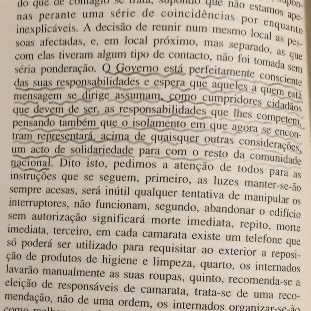 Alice Wegmannのインスタグラム：「peguei o livro pra recordar e abri bem nessa página. ensaio sobre a cegueira, de josé saramago」