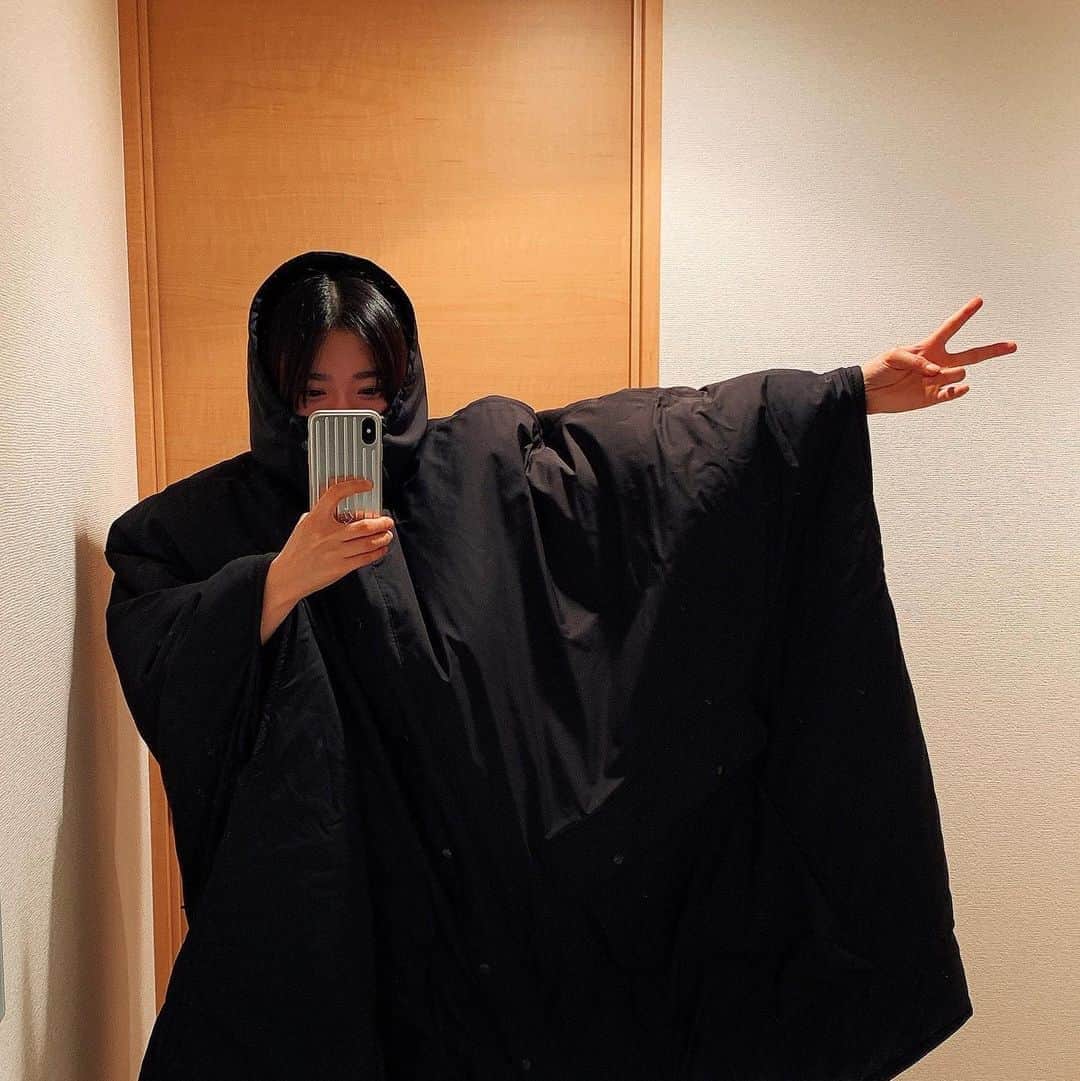 杉咲花のインスタグラム：「大好きなスタイリストさんが、着物の上からでもすっぽり着られるダウンを私の体に合わせて作ってくださったのです。 外側には台本も入れられる大きなポケット、内側にはカイロを入れて防寒できるようにたくさんの小さなポケットが。こんなに優しい気持ちのこもった暖かいジャンバーは、他にないな。。寒い季節がやってきたら、現場に行ける日がやってきたら、早くロケで着たいです。 #ゆうやさんありがとう🌹」