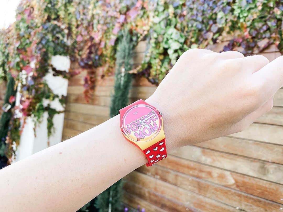 アン・カーティスのインスタグラム：「Got a surprise in the mail today from my @swatch_ph family ❤️ Thank you Gonzalo, Ninang Virgie & #TeamSwatch for the advanced greeting!!!! AND since Mother’s Day is coming up in a few days, the swatch team also wanted me to share a special message - “To celebrate Mom’s special day, @swatch_ph will give 10 Limited Edition #IamWONDERMOM watches! Here’s what you have to do:  1. Follow our Instagram page @swatch_ph 2. Like the post 3. Comment the hashtag #IAmWonderMom and nominate your mom. You can make it extra special by telling us why she is a WONDERMOM to you.  Deadline for your entries ends at 9PM on Sunday, May 10. Winners will be announced at @swatch_ph page on Monday, May 11 at 9PM.😃”」