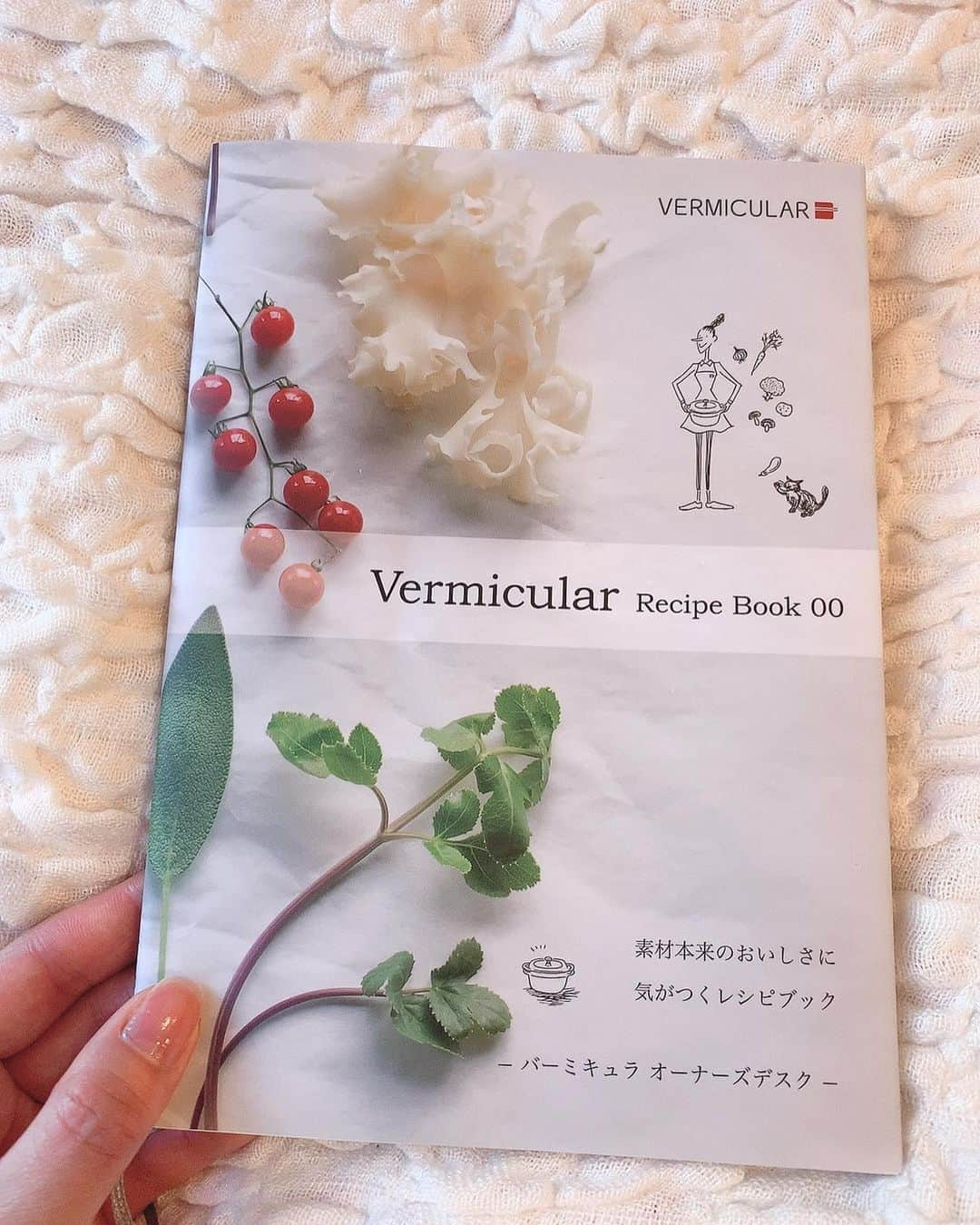 樺島彩のインスタグラム：「#bookcoverchallenge というものがまわってきたので本の写真を📚💕 @okabe_shinnosuke_unoffical ありがとうございます。 #vermicular のrecipe bookです👩‍🍳 バーミキュラは、無水調理や、蒸したり煮たり、いろいろ使えて便利なお鍋で、最近は時間がたっぷりあるので、炊飯もこのお鍋に頼ってます♡  次のバトンは、福岡アナウンススクールの同期 @yuga.kido お願いします😊  #7日間ブックカバーチャレンジ  #ブックカバーチャレンジ」